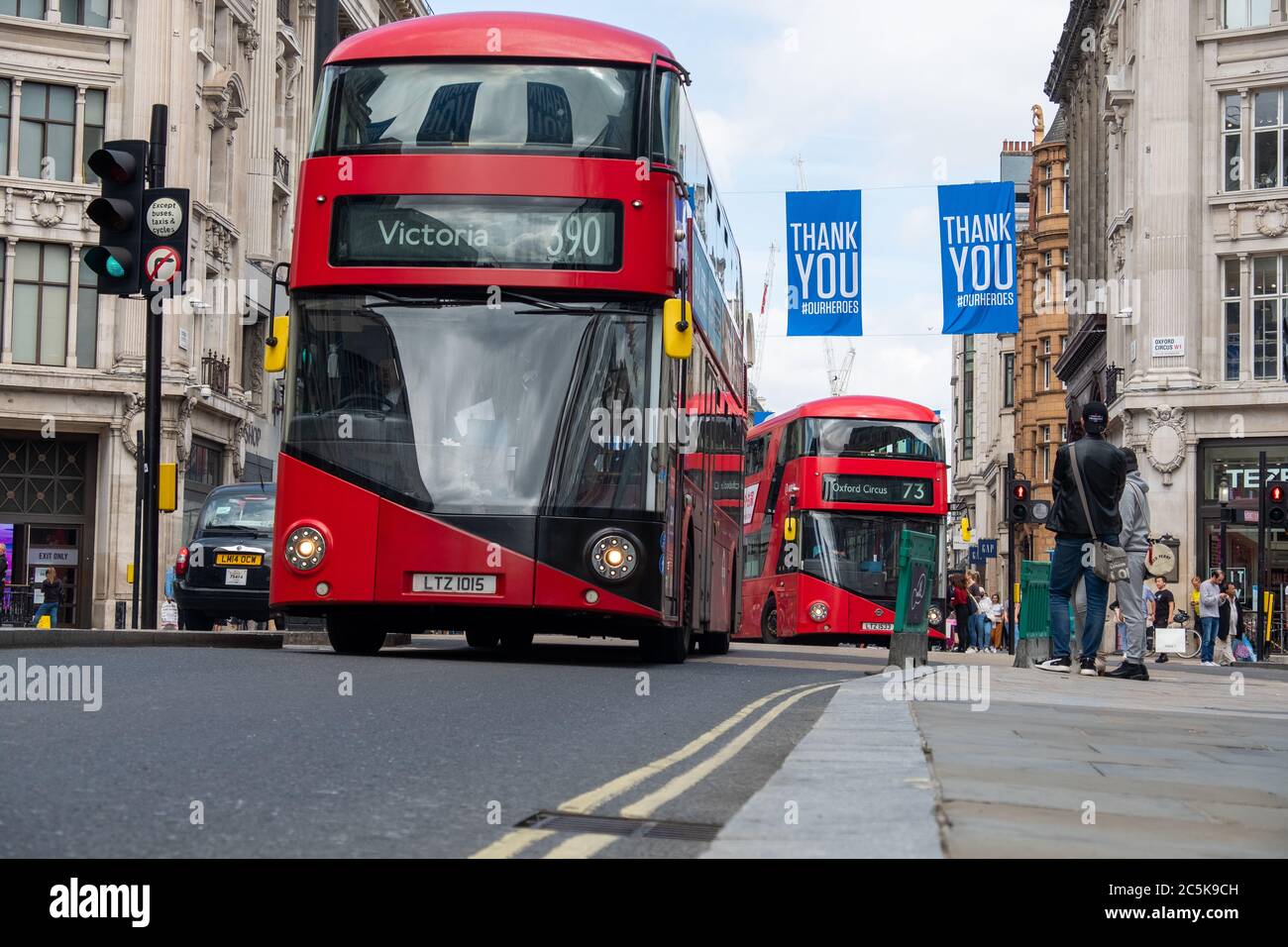 Les acheteurs retournent à Oxford Street, Londres, après que le blocage du coronavirus a été levé Banque D'Images