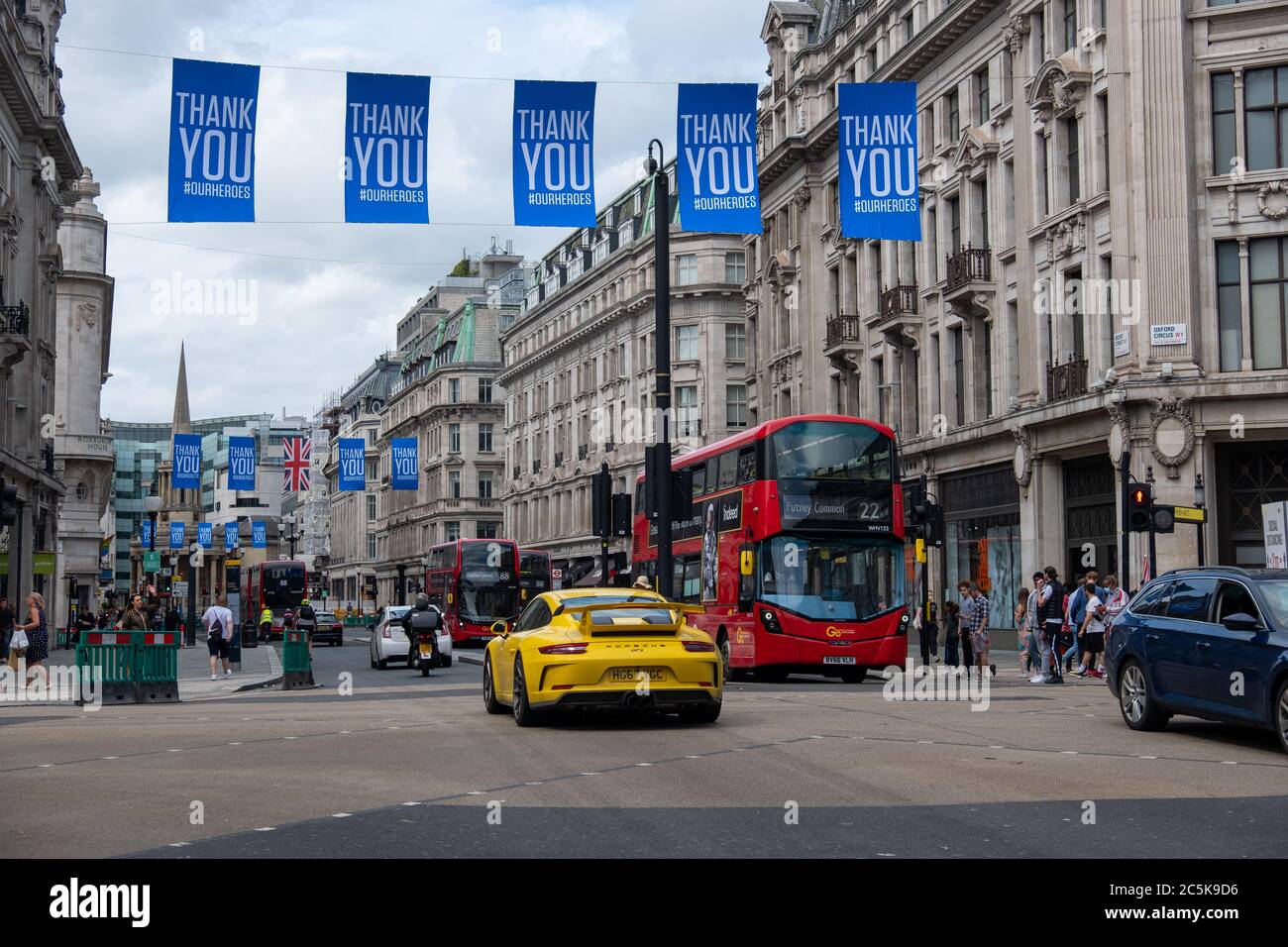 Les acheteurs retournent à Oxford Street, Londres, après que le blocage du coronavirus a été levé Banque D'Images