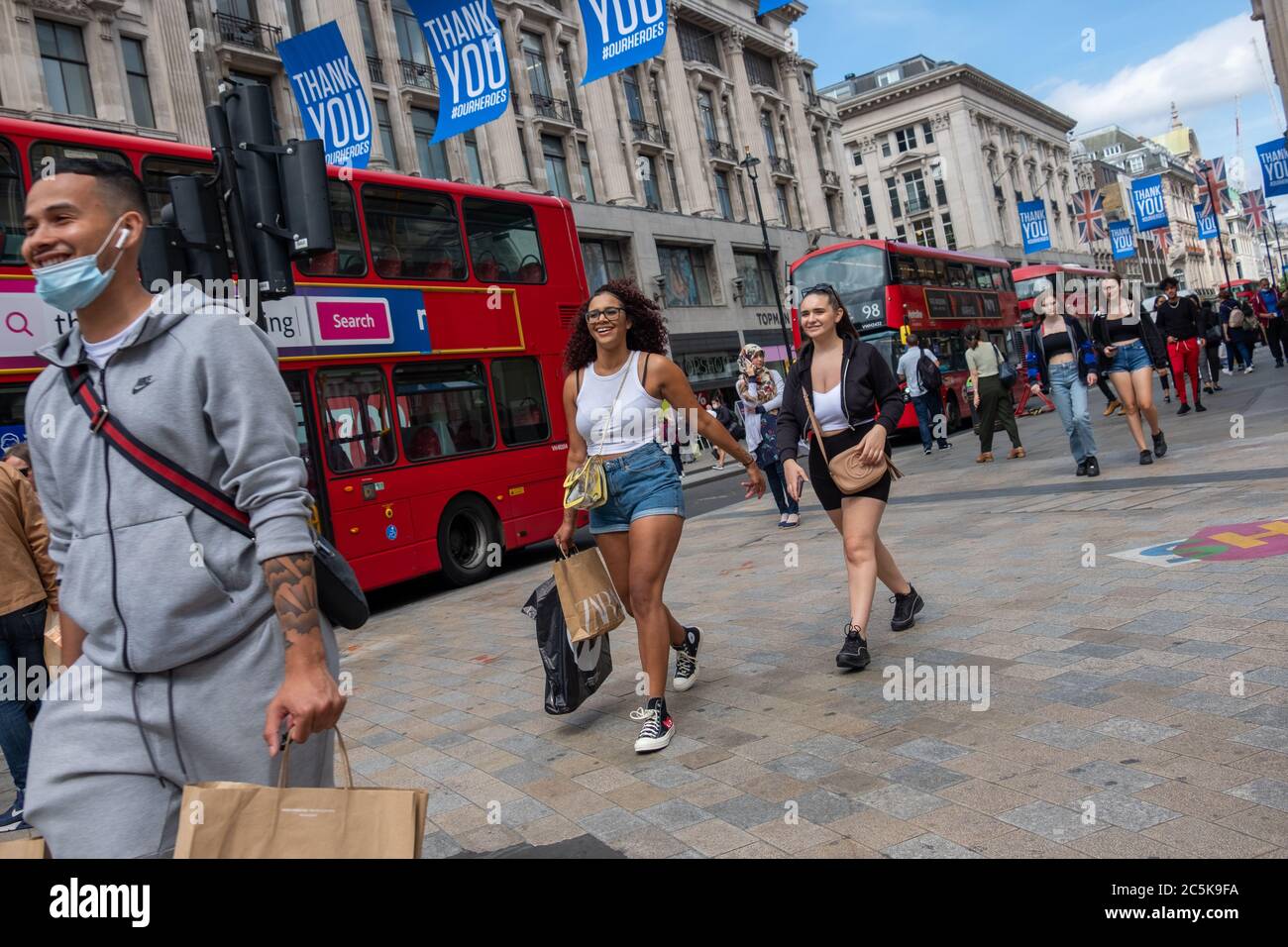 Les acheteurs retournent à Oxford Street, Londres, après que le blocage du coronavirus a été levé Banque D'Images