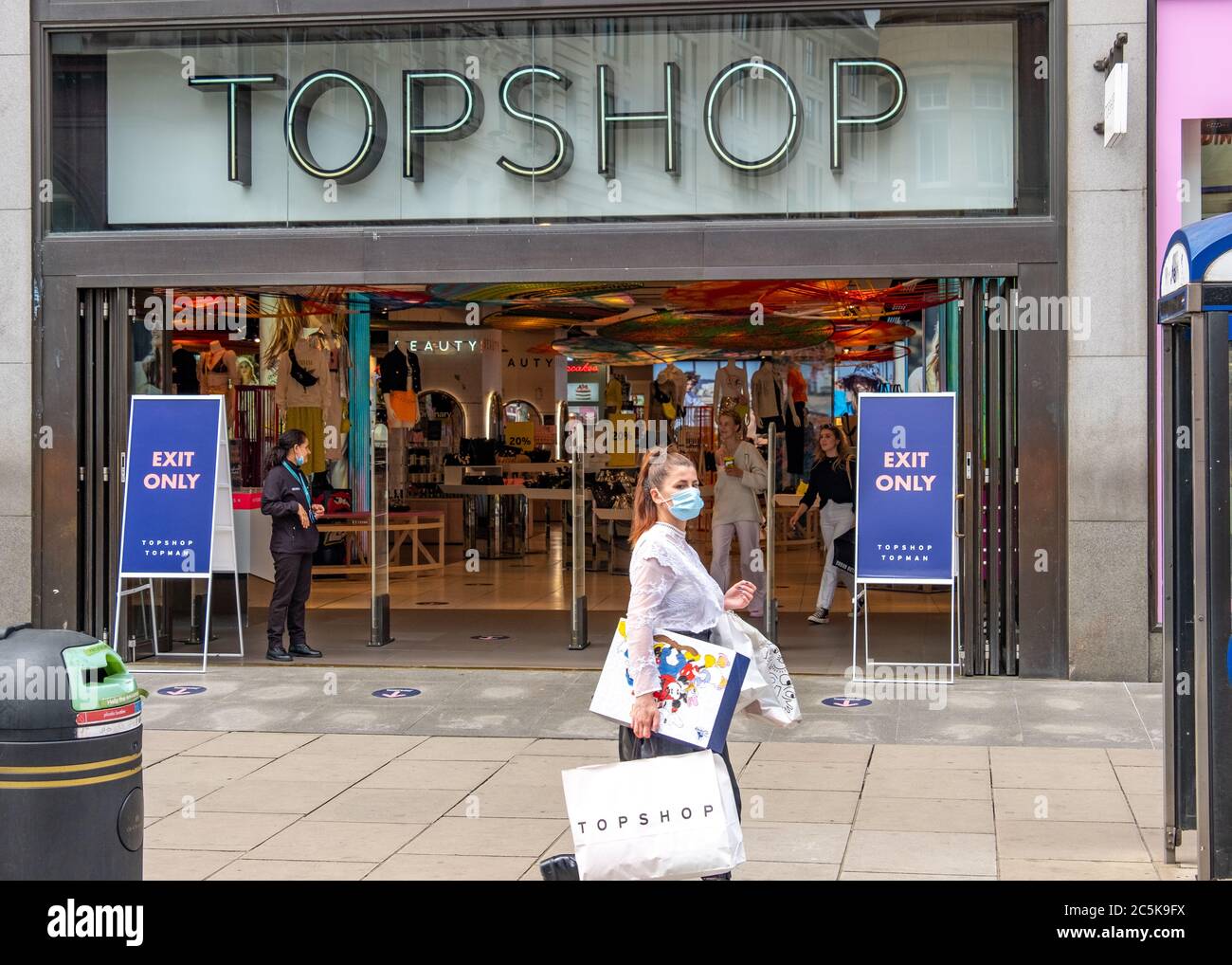 Les acheteurs retournent à Oxford Street, Londres, après que le blocage du coronavirus a été levé Banque D'Images