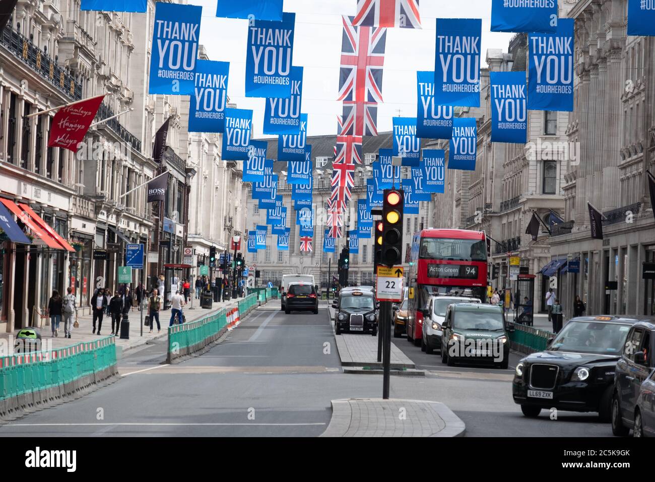 Les acheteurs retournent à Regent Street, Londres, après la levée du blocage du coronavirus Banque D'Images