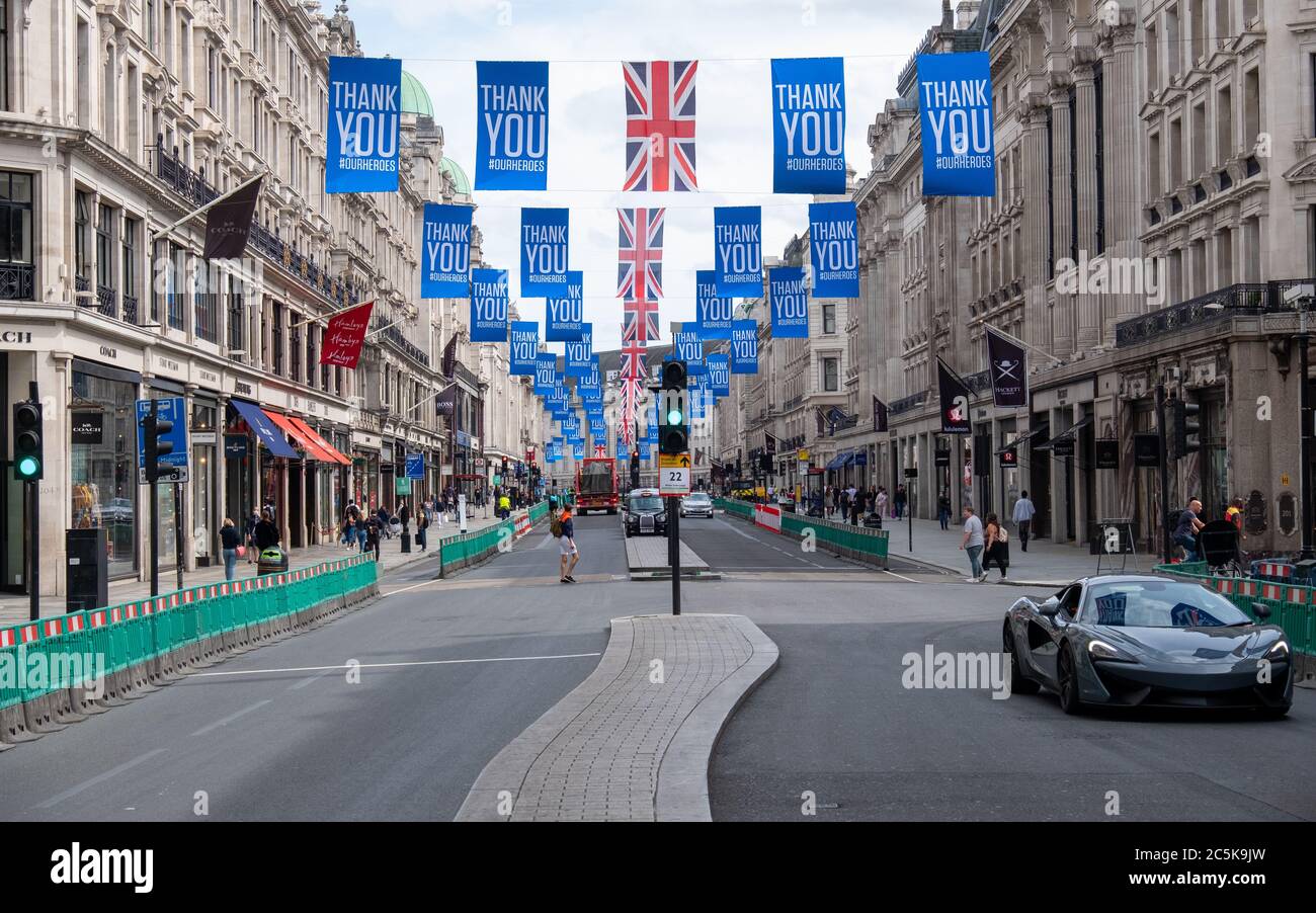 Les acheteurs retournent à Regent Street, Londres, après la levée du blocage du coronavirus Banque D'Images