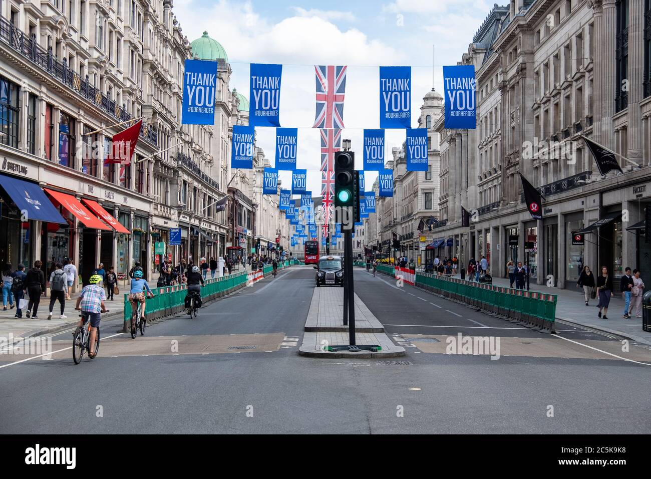 Les acheteurs retournent à Regent Street, Londres, après la levée du blocage du coronavirus Banque D'Images