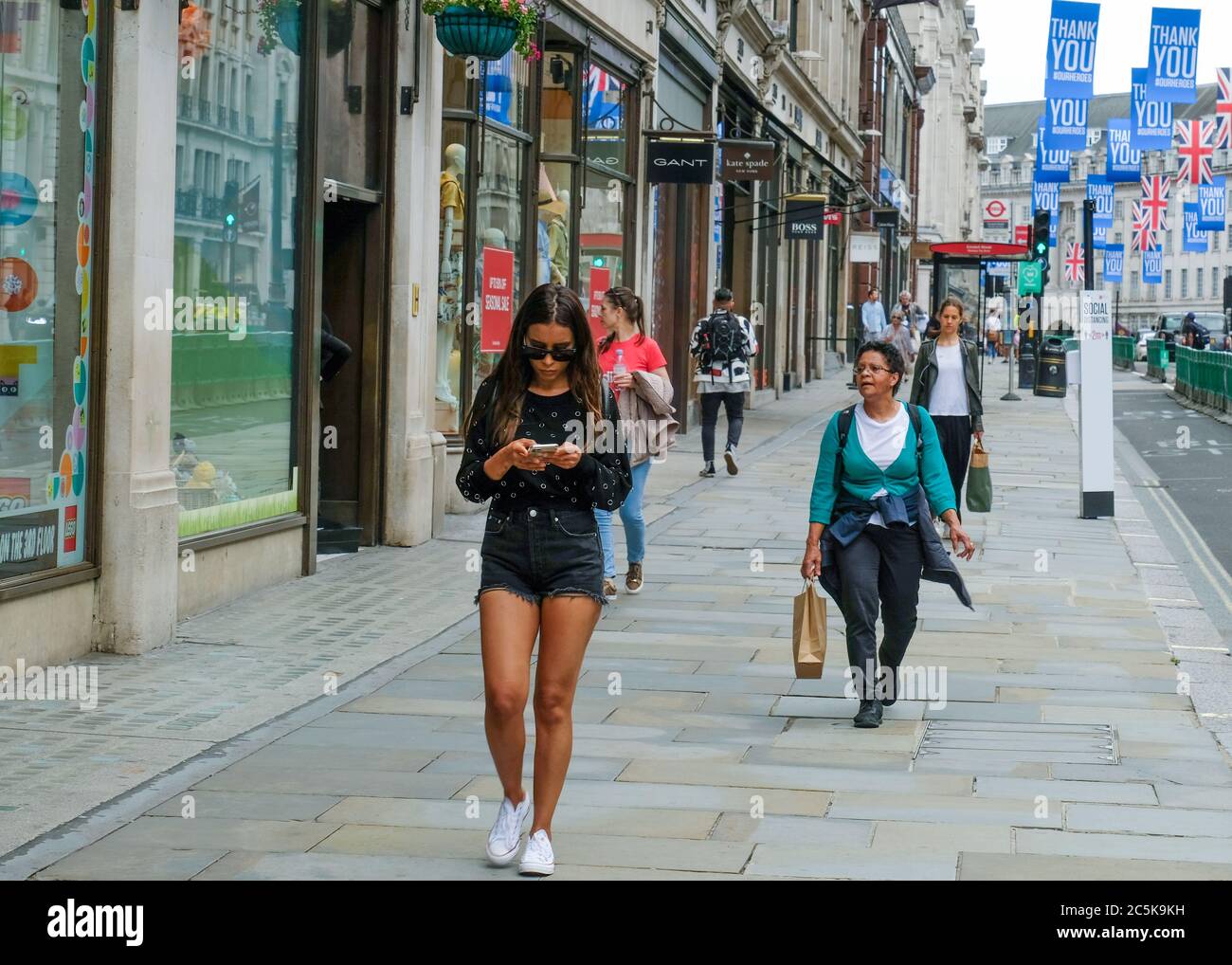 Les acheteurs retournent à Regent Street, Londres, après la levée du blocage du coronavirus Banque D'Images