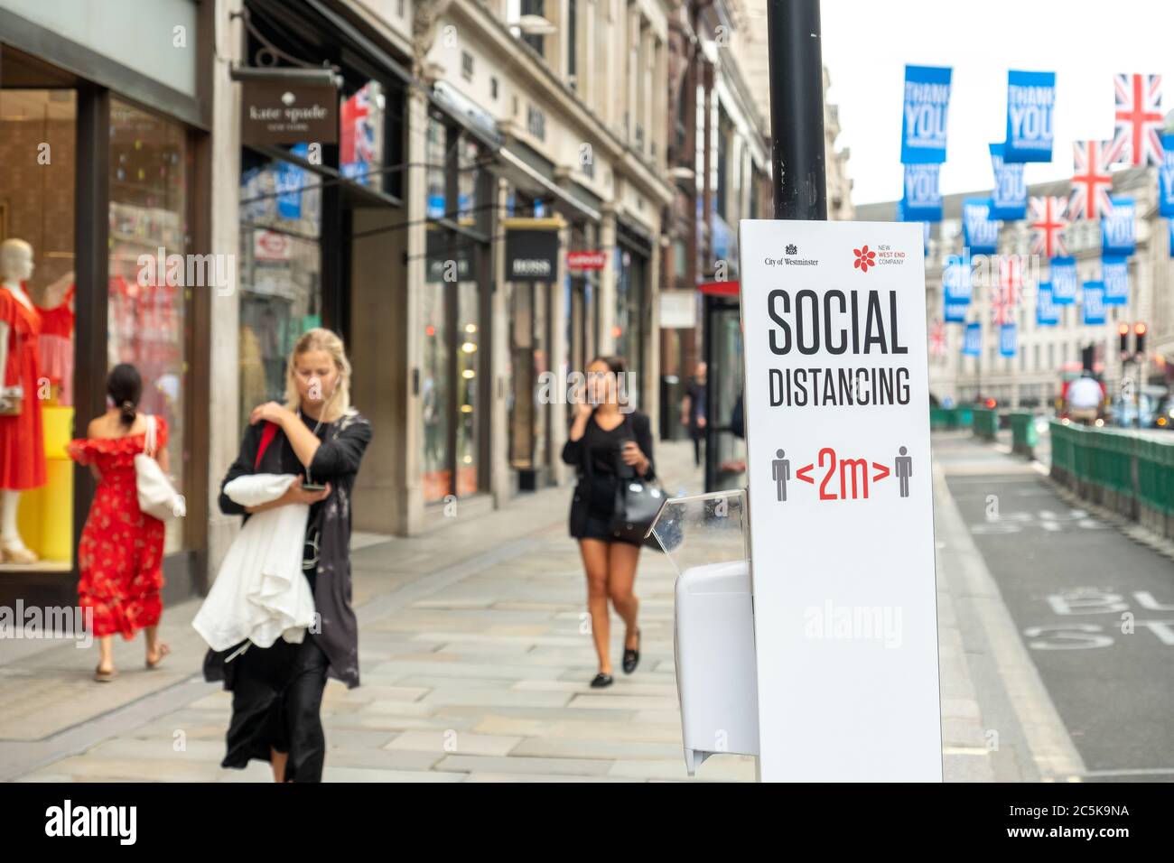 Les acheteurs retournent à Regent Street, Londres, après la levée du blocage du coronavirus Banque D'Images