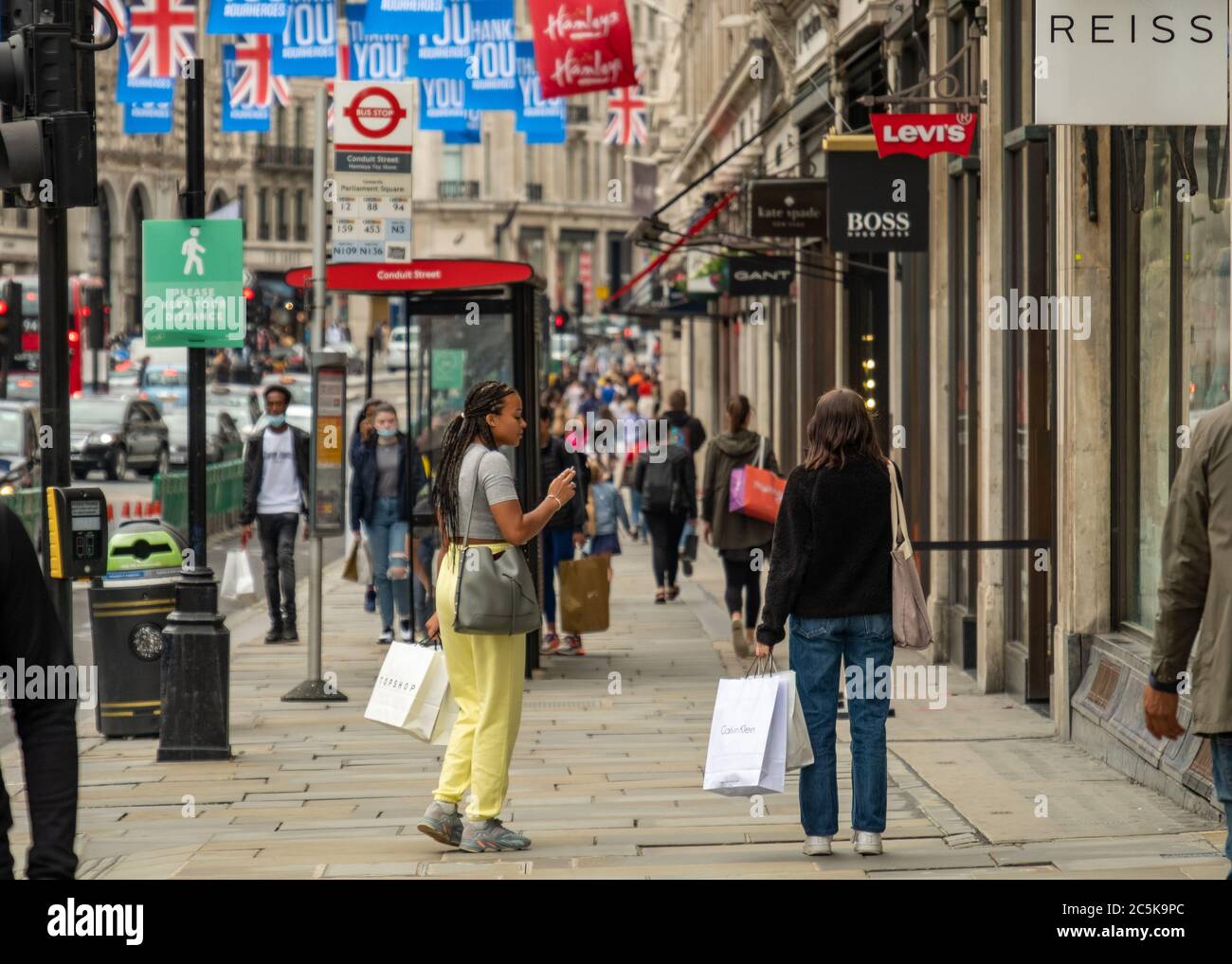 Les acheteurs retournent à Regent Street, Londres, après la levée du blocage du coronavirus Banque D'Images