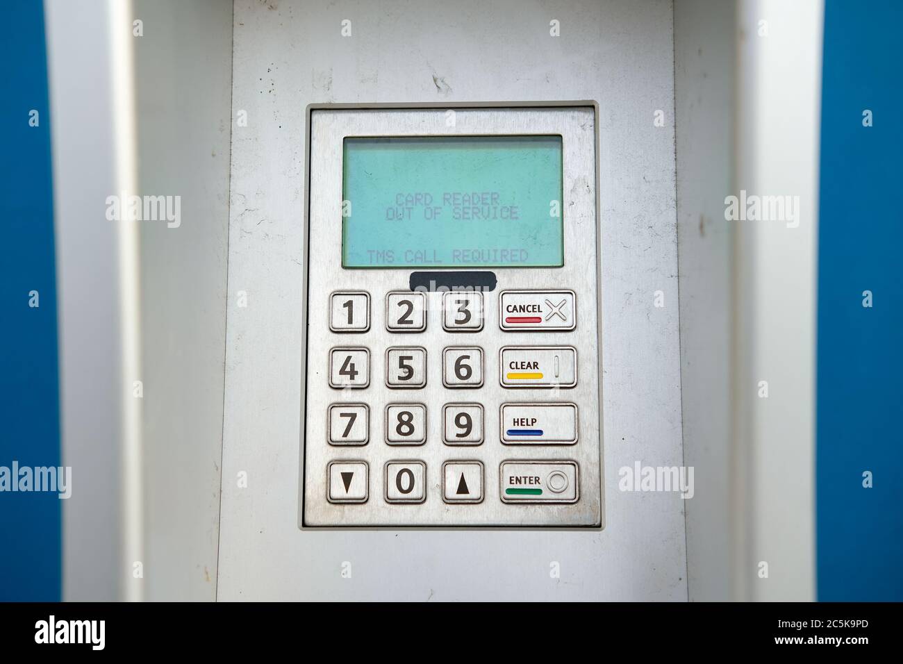 Hors commande distributeur automatique de billets affichant un écran LCD  indiquant que le distributeur est hors service Photo Stock - Alamy