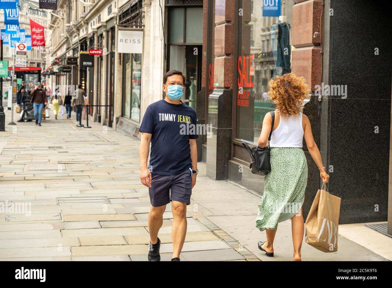 Les acheteurs retournent à Regent Street, Londres, après la levée du blocage du coronavirus Banque D'Images