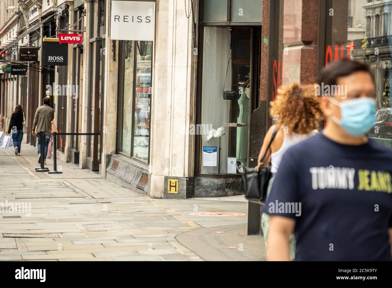 Les acheteurs retournent à Oxford Street, Londres, après que le blocage du coronavirus a été levé Banque D'Images