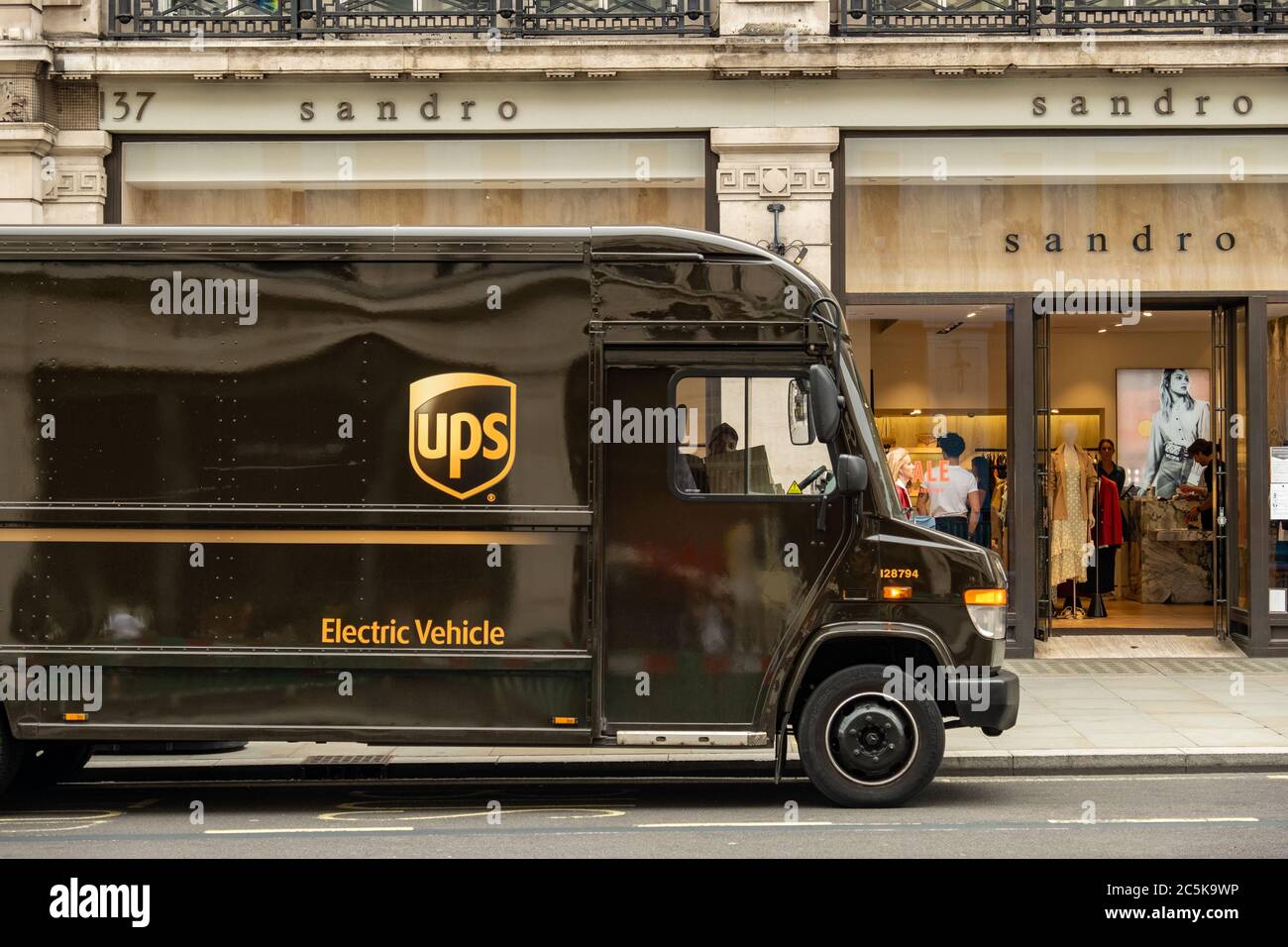 LONDON- UPS ou United Parcel Service Truck, une compagnie multinationale américaine de livraison de colis Banque D'Images