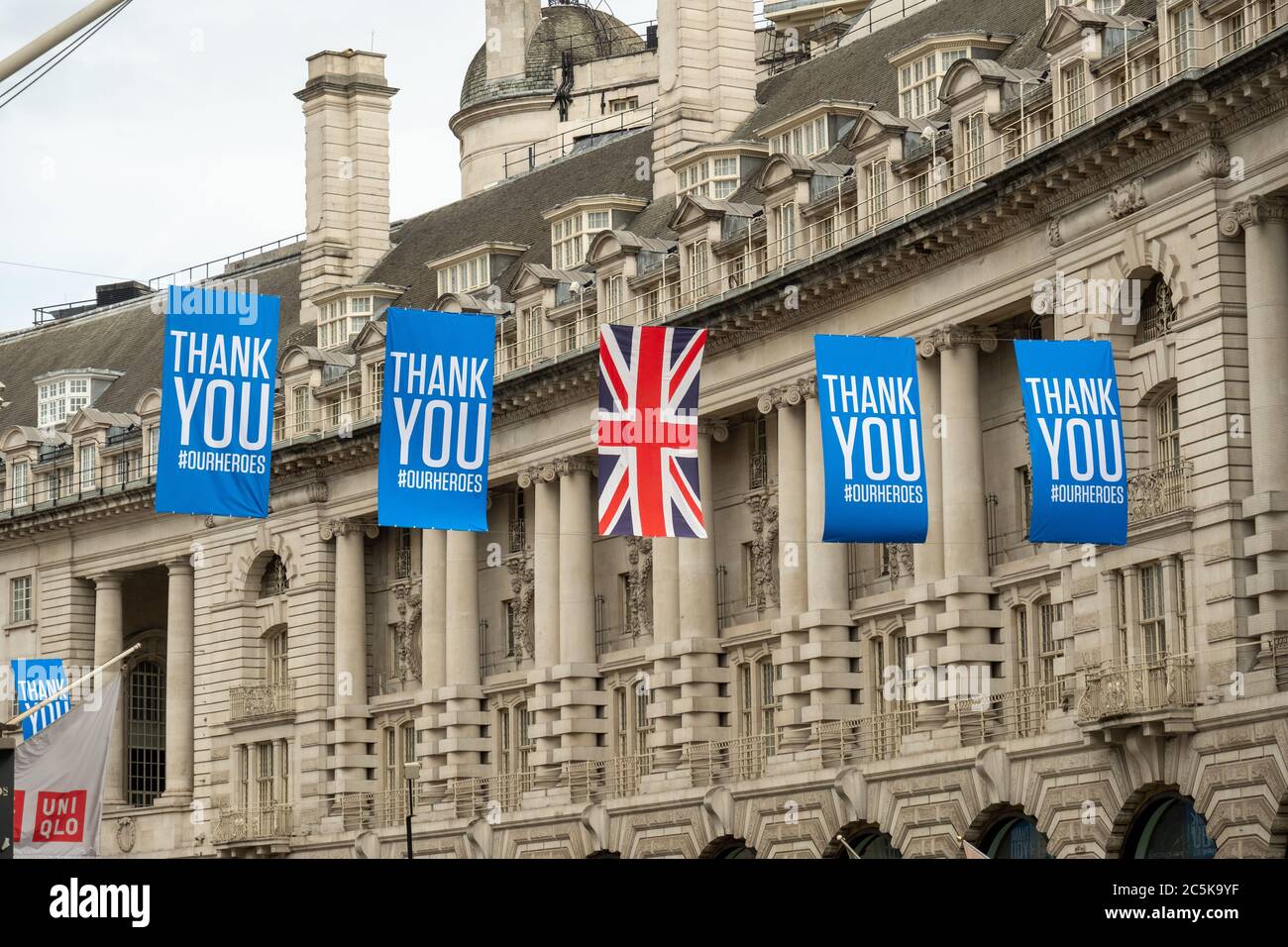 Les acheteurs retournent à Oxford Street, Londres, après que le blocage du coronavirus a été levé Banque D'Images