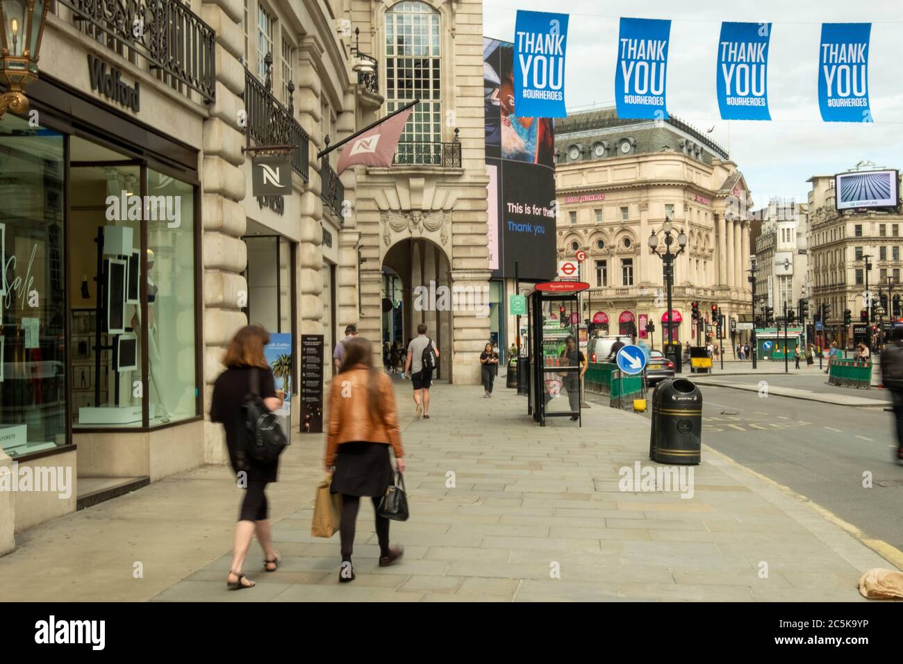 Les acheteurs retournent à Oxford Street, Londres, après que le blocage du coronavirus a été levé Banque D'Images