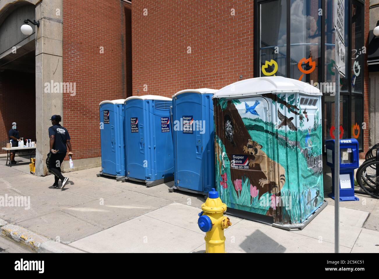 Ottawa, Canada - le 1er juillet 2020 : toilettes portatives avec personnel à disposition pour les vaporiser après chaque utilisation, à la disposition du public dans le marché By, une majeure Banque D'Images