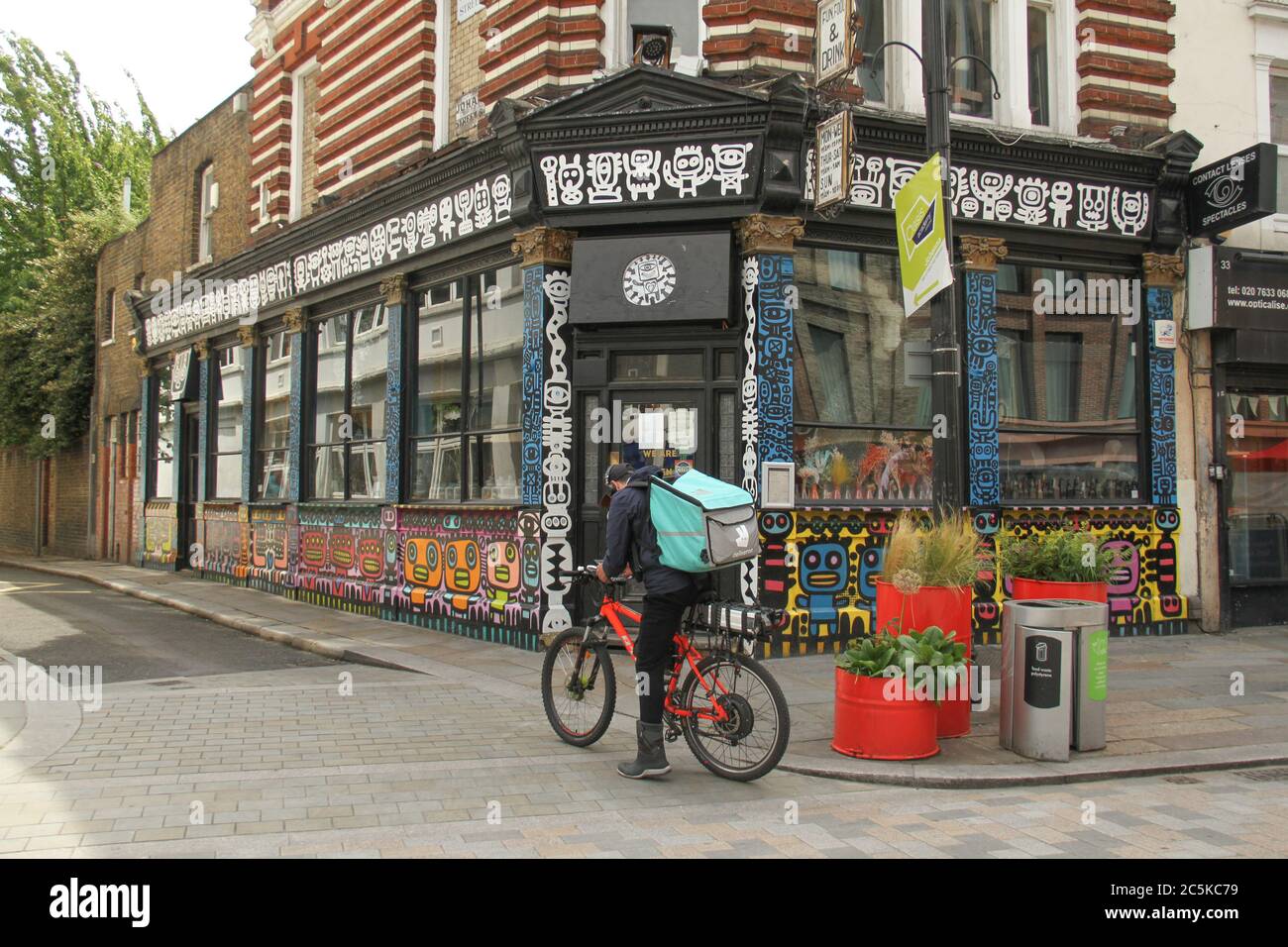 Un vélo deliveroo s'arrête devant un restaurant à la gare de Waterloo qui n'a pas encore ouvert ses portes.Daily LIFE à Londres un vendredi avant l'ouverture des pubs le 4 juillet, conformément aux nouveaux conseils du gouvernement. Banque D'Images