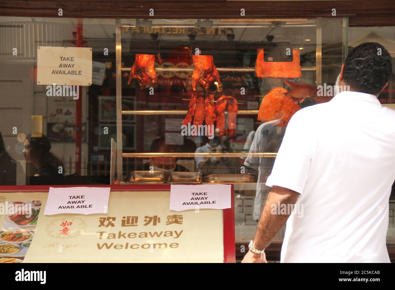 Les gens ont vu dans un restaurant chinois offrant un menu à emporter dans la ville de Chine au milieu de la crise du coronavirus.la vie quotidienne à Londres un vendredi avant l'ouverture des pubs le 4 juillet, selon les nouveaux conseils du gouvernement. Banque D'Images
