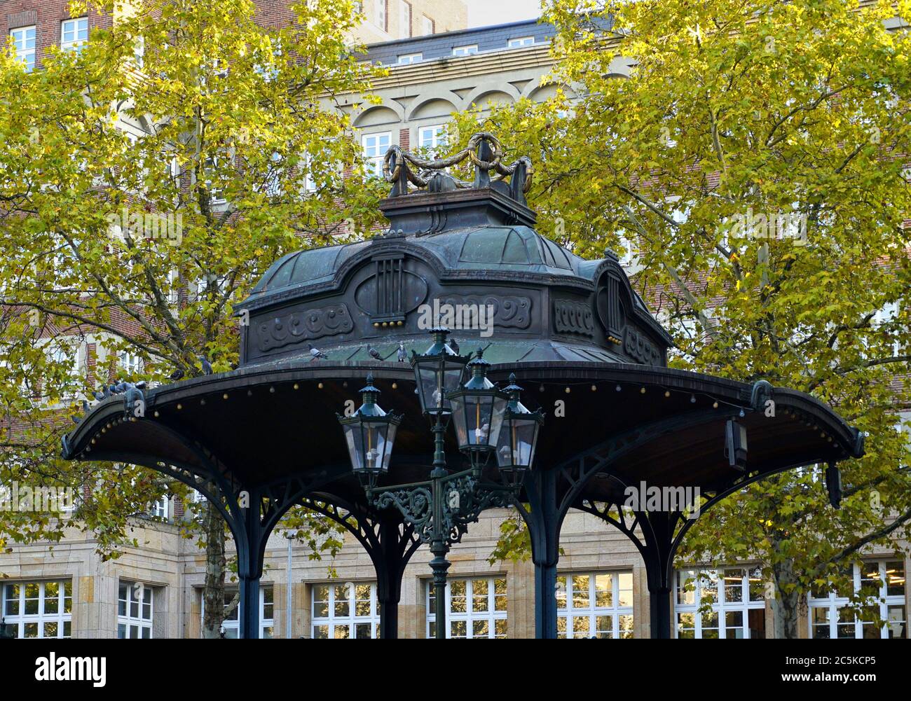 Musikpavillon / pavillon de musique en face de l'ancien bâtiment de l'ancien grand magasin Carsch-Haus. Banque D'Images