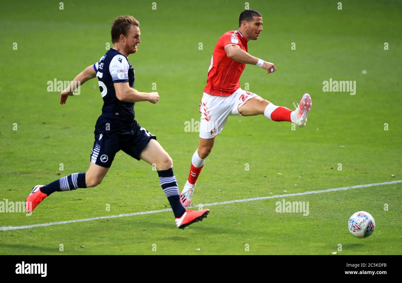 Tomer Hemed de Charlton Athletic (à droite) a tiré sur le but lors du match du championnat Sky Bet à la Valley, Londres. Banque D'Images