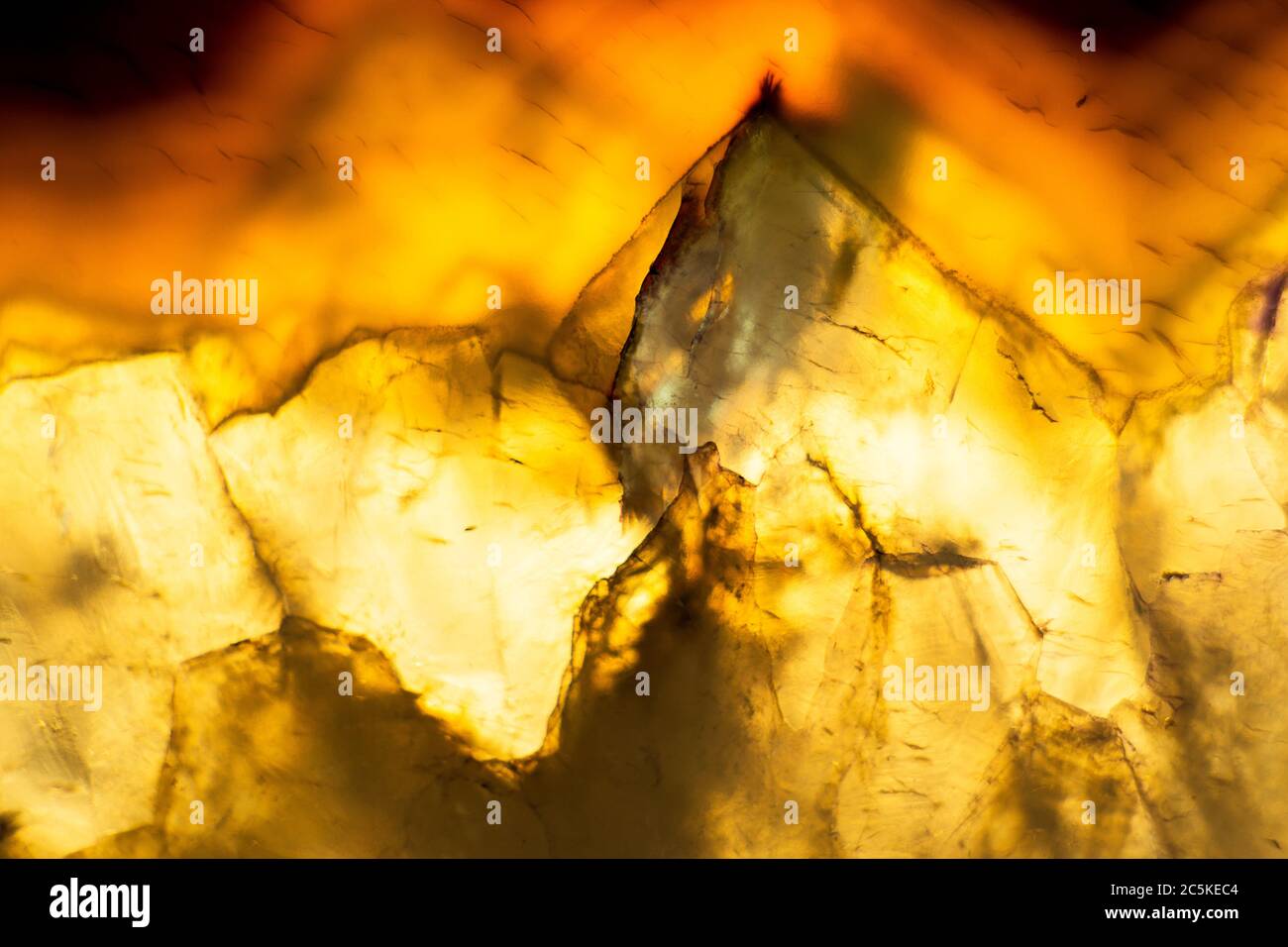 Macro photo d'une coupe d'agate lumineuse avec une forme de paysage de montagne Banque D'Images