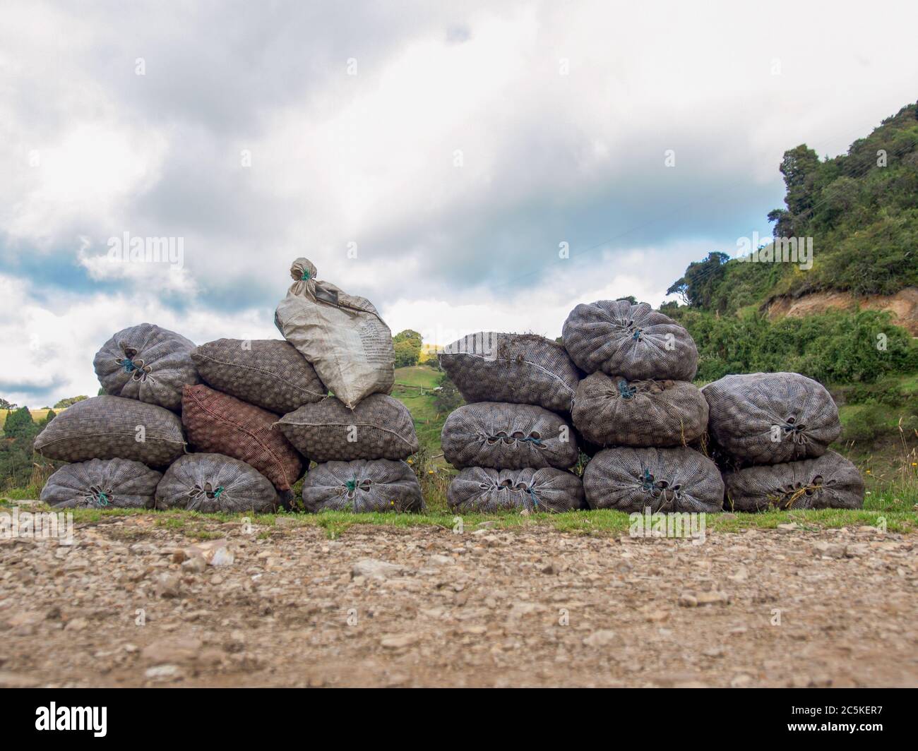 Des sacs de graines de pomme de terre ont été récoltées sur le côté de la route près de la ville coloniale de Chiquiza, dans la province centrale de Boyacá, qui fait partie du département colombien Banque D'Images