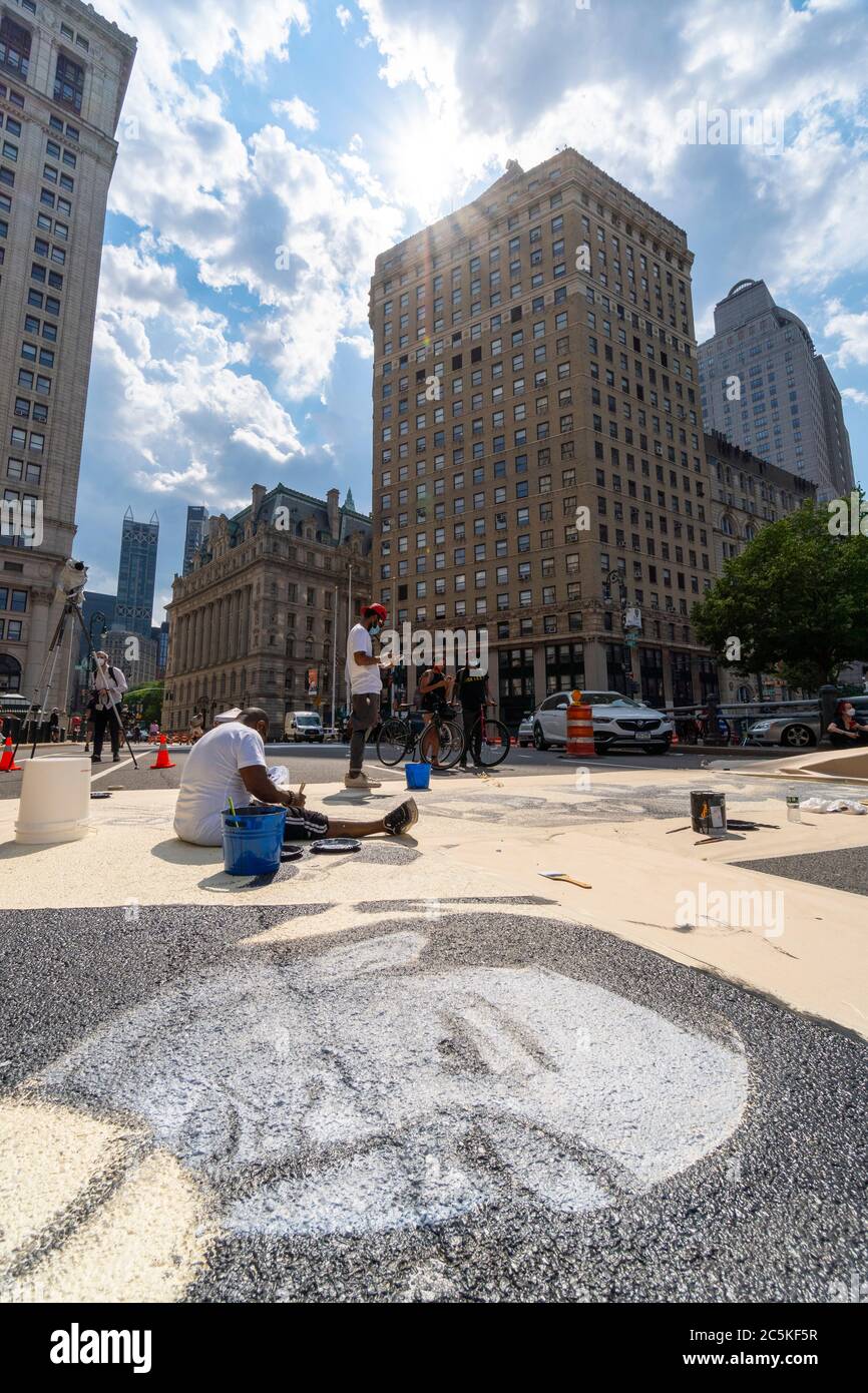 Les énormes peintures murales Black Lives Matter sont dessinées sur la rue NYC Banque D'Images