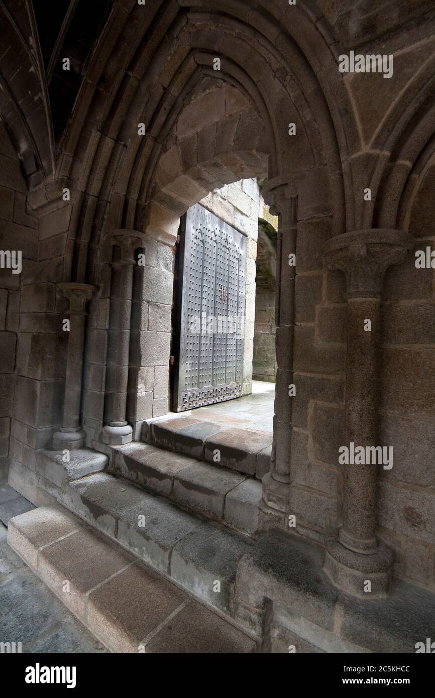 Monastère, Mont envoyé Michel, France, porte en pierre avec escalier Banque D'Images