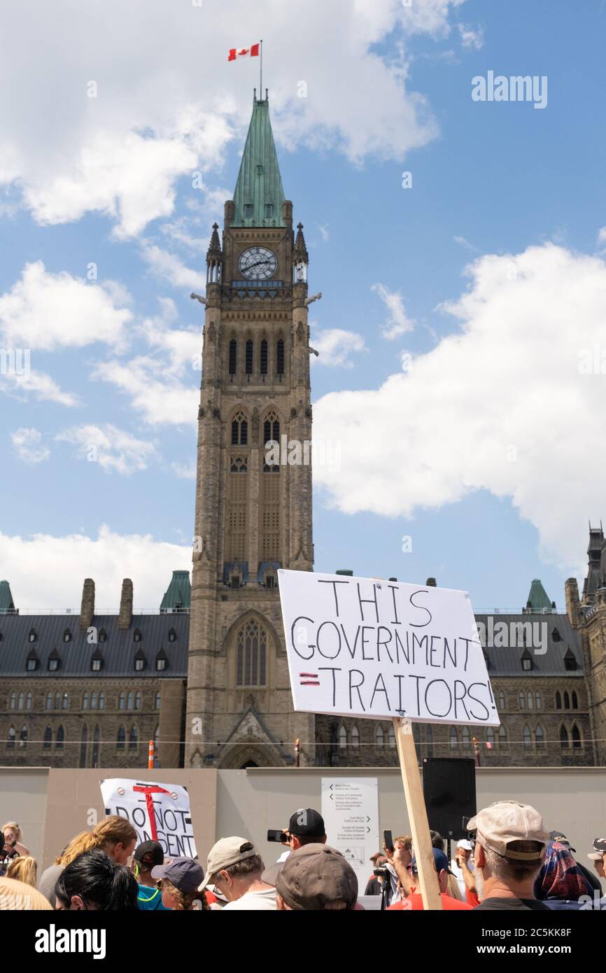 Les manifestants accusent le gouvernement d'être traîtres à une manifestation à l'extérieur de la Colline du Parlement, le jour de la fête du Canada, à Ottawa, au Canada. Banque D'Images