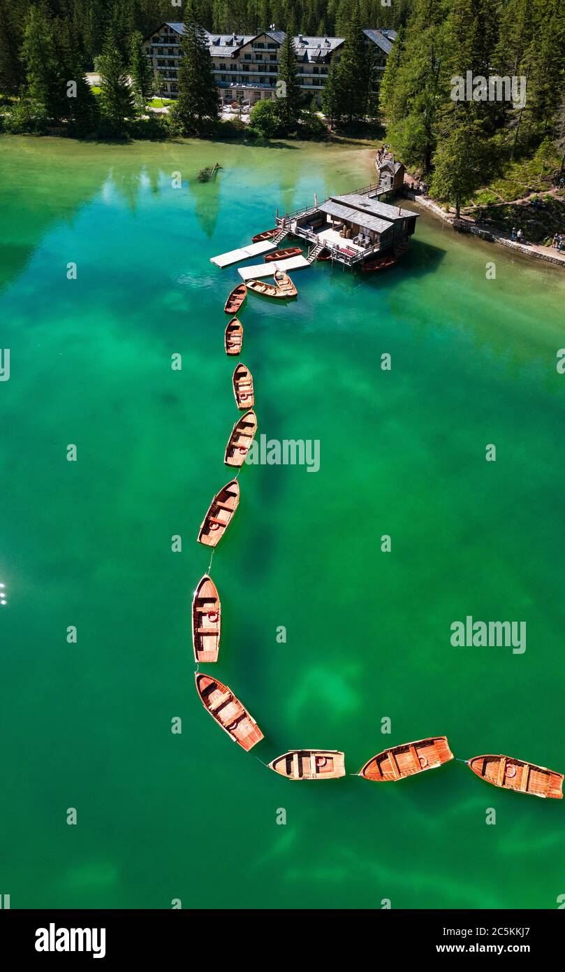 Vue aérienne sur le lac de Braies, Pragser Wildsee est un lac dans les Dolomites de Prags, dans le Tyrol du Sud, en Italie. Vue sur les barques amarrées en ligne Banque D'Images