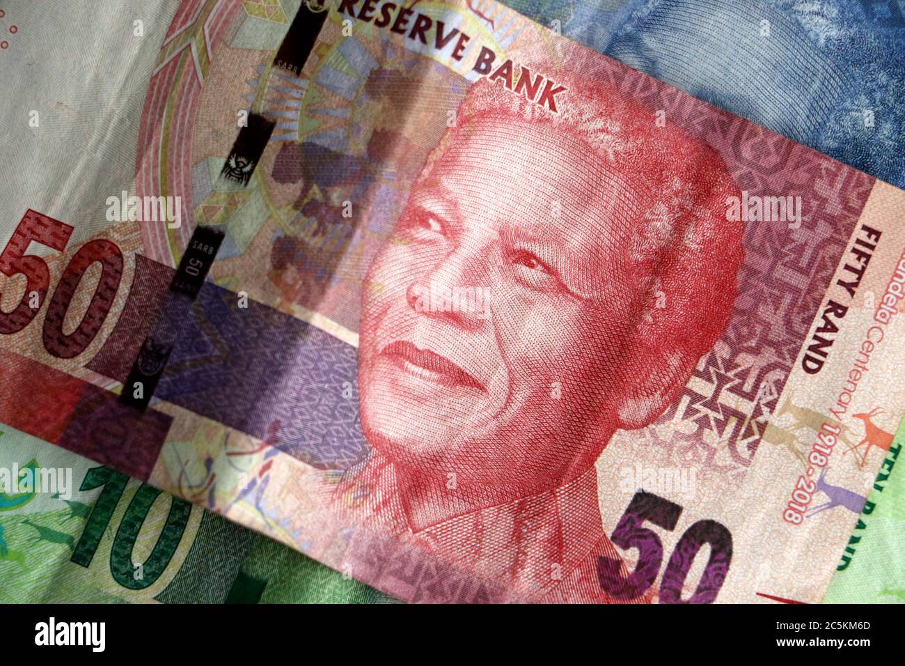 Gros plan de billets d'argent sud-africains isolés sur fond blanc Banque D'Images