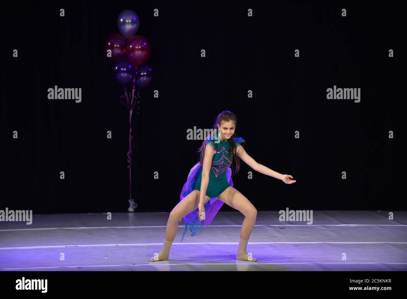 Une jeune adolescente danse moderne sur scène Banque D'Images
