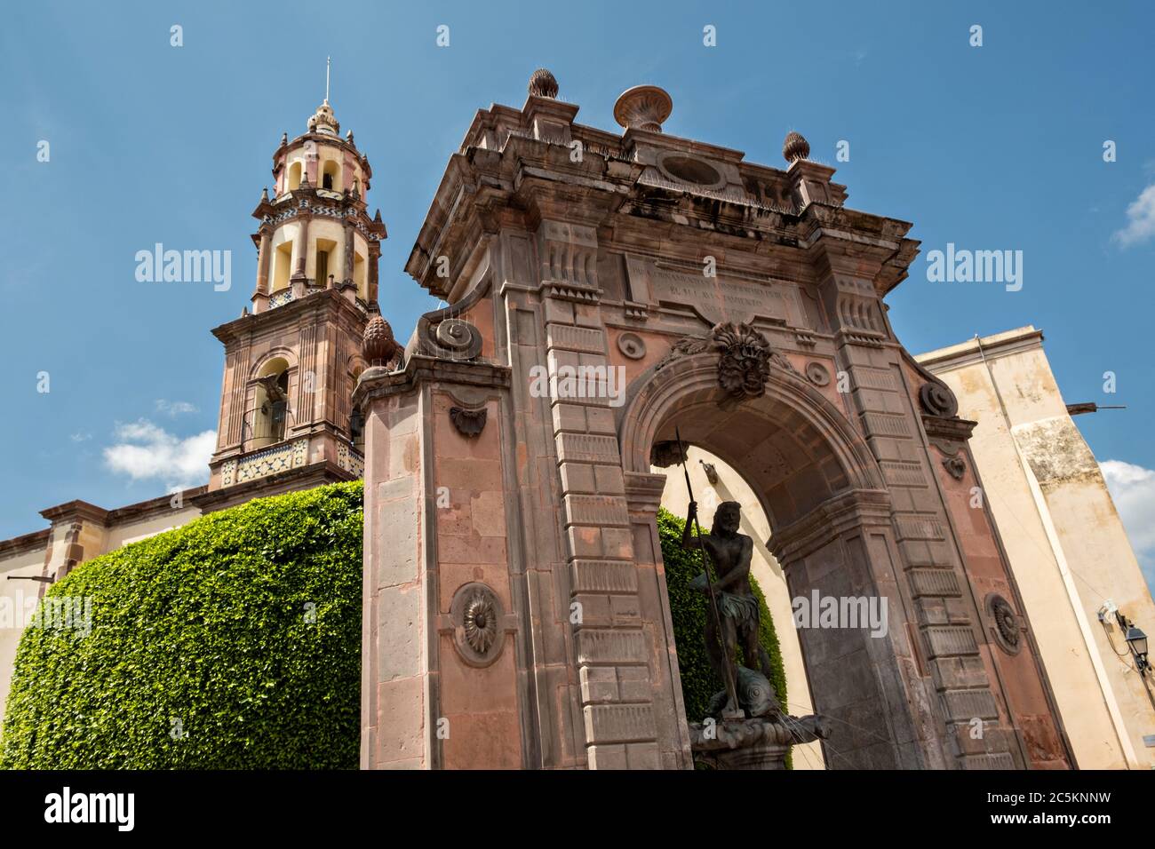 La fontaine Neptune a également appelé le Fuente de Neptuno avec le Sacré coeur de l'église de Jésus derrière sur la place des fondateurs dans l'ancienne section coloniale de Santiago de Queretaro, Etat de Queretaro, Mexique. Banque D'Images