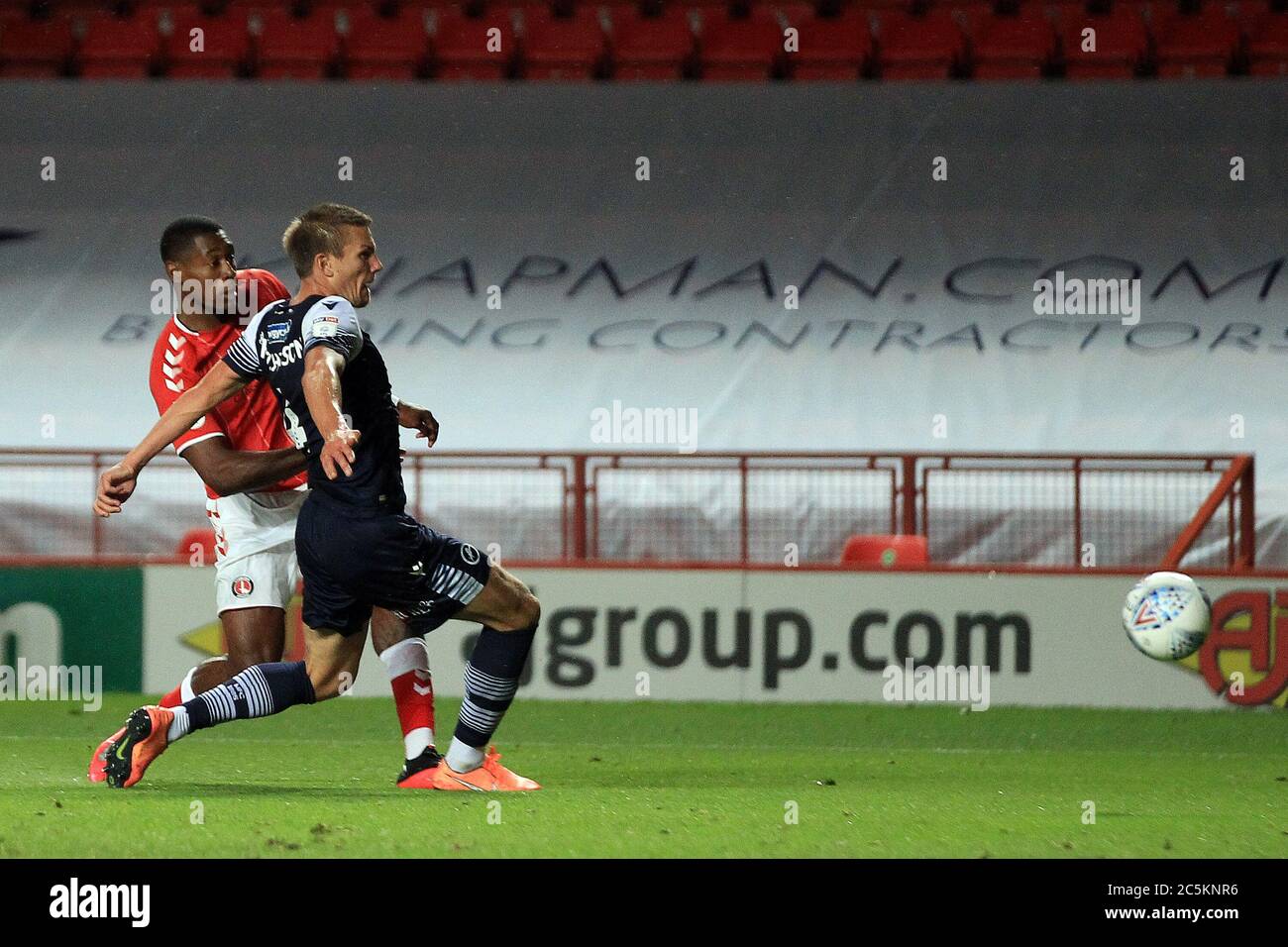 Londres, Royaume-Uni. 03ème juillet 2020. Chuks Aneke de Charlton Athletic (L) prend un coup de feu au but. EFL Skybet Championship Match, Charlton Athletic v Millwall à la Valley à Londres le vendredi 3 juillet 2020. Cette image ne peut être utilisée qu'à des fins éditoriales. Usage éditorial uniquement, licence requise pour un usage commercial. Aucune utilisation dans les Paris, les jeux ou les publications d'un seul club/ligue/joueur. photo par Steffan Bowen/Andrew Orchard sports photographie/Alay Live news crédit: Andrew Orchard sports photographie/Alay Live News Banque D'Images