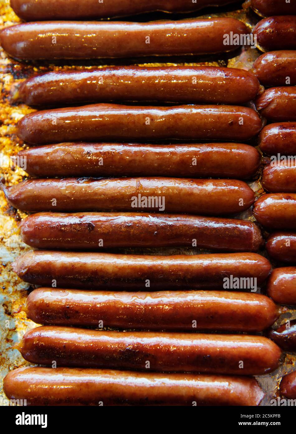 Hot dogs cuits dans un traiteur Banque D'Images