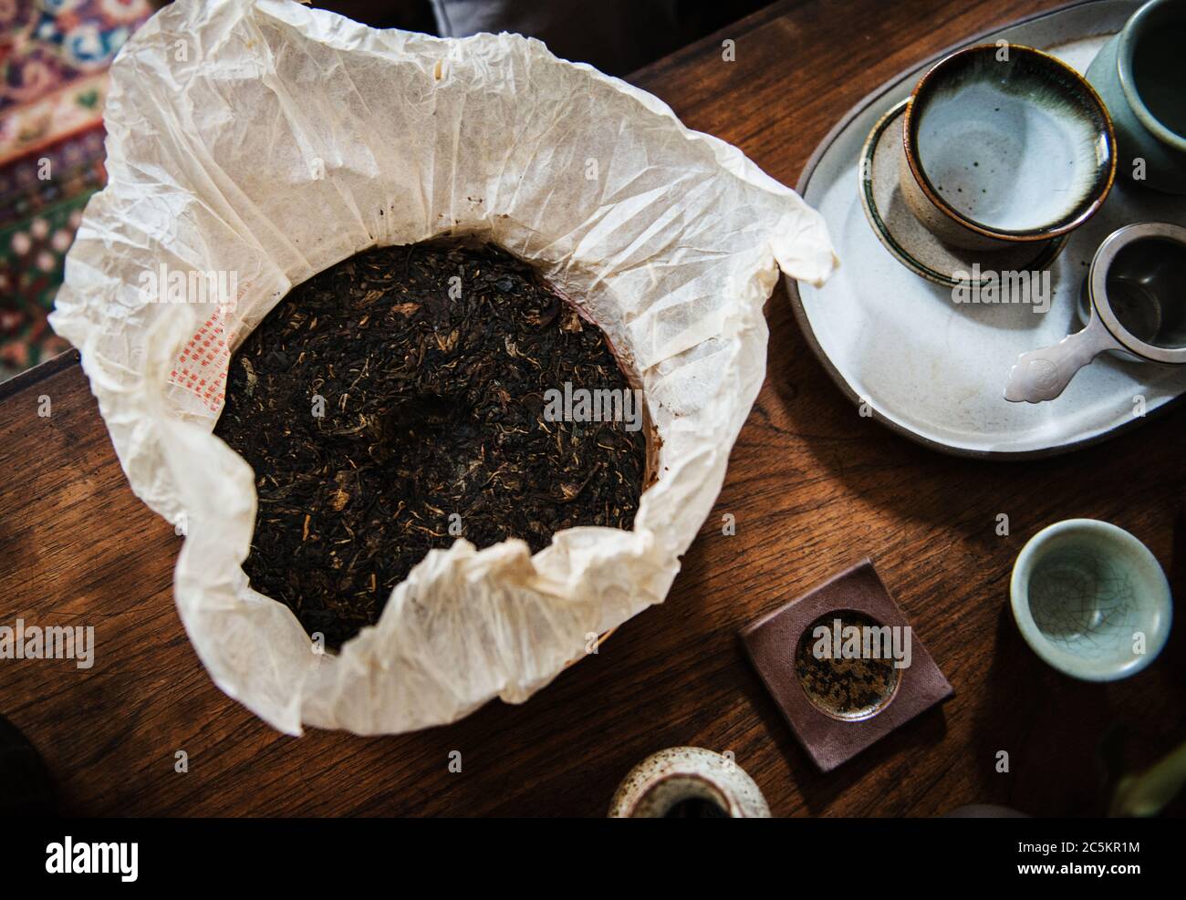 Préparation de gâteau au thé pu'er Banque D'Images