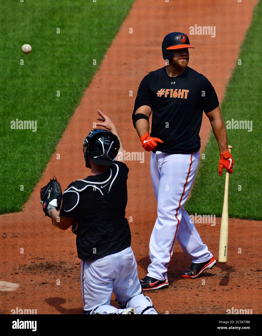 Baltimore, États-Unis. 03ème juillet 2020. Le attrape-pichet des Baltimore Orioles Bryan Holaday se lance au lanceur après le premier baseman Chris Davis (R) chauves-souris pendant la première séance d'entraînement de l'équipe à Camden yards à Baltimore, MD, le vendredi 3 juillet 2020. La ligue majeure de baseball commence la saison 2020 après la pandémie de COVID-19 qui a causé des mois de retards. Photo de David Tulis/UPI crédit: UPI/Alay Live News Banque D'Images