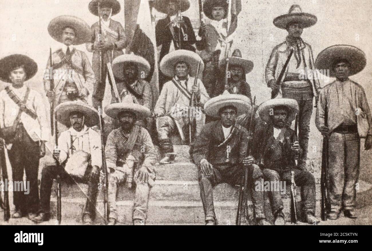Francisco Villa et ses associés en 1913. Francisco 'Pancho' Villa né José Doroteo Arango Arámbula, 5 juin 1878 – 20 juillet 1923) était un général révolutionnaire mexicain et l'une des figures les plus importantes de la Révolution mexicaine. Banque D'Images