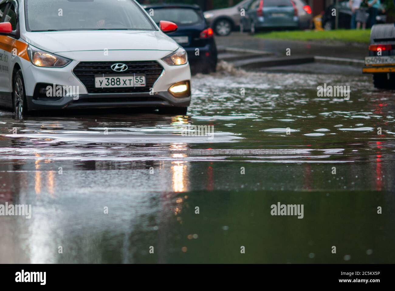 Moscou 18/06/2020 taxi et voitures dans la circulation urbaine après de fortes pluies en roulant par les inondations Banque D'Images