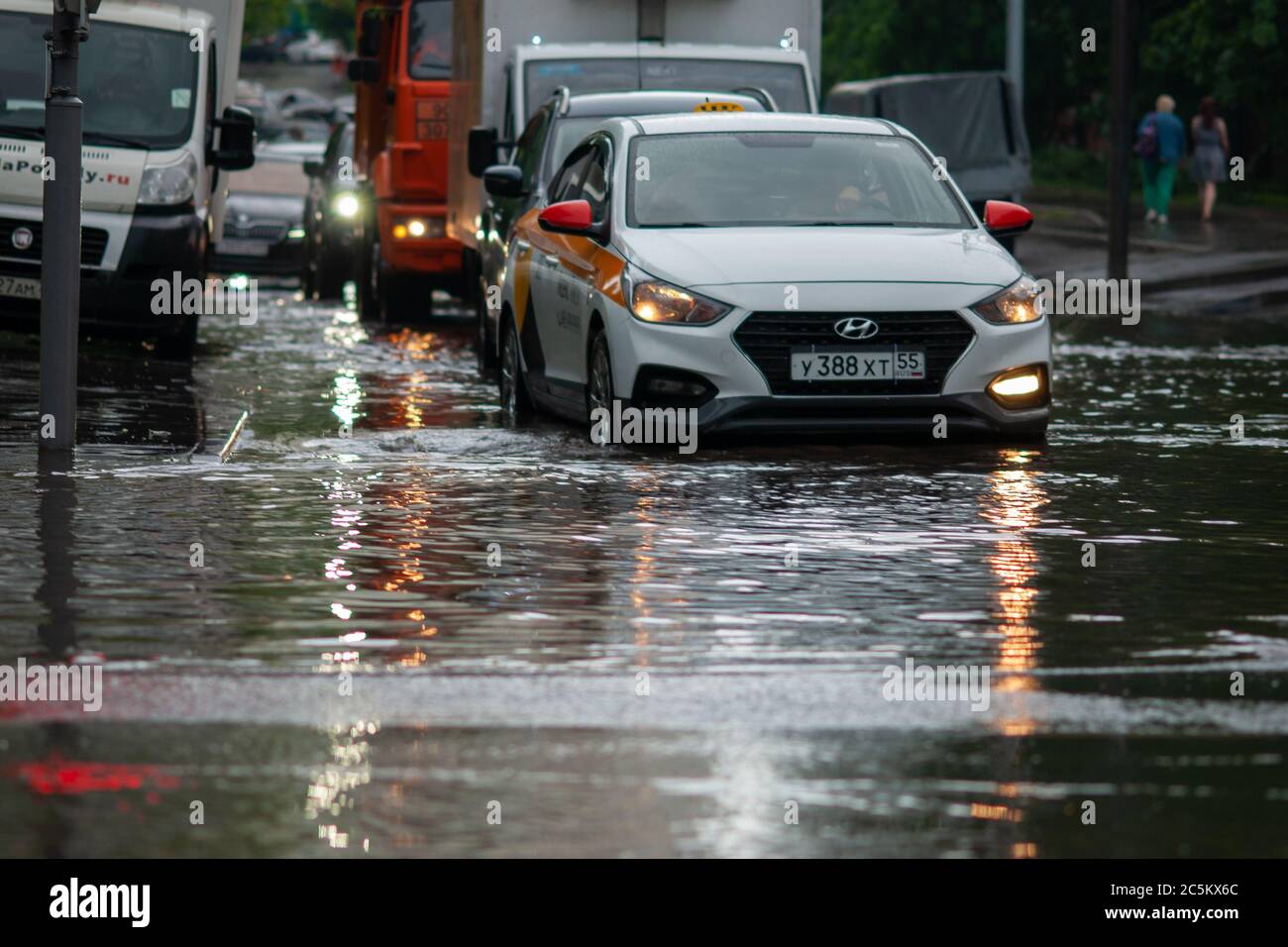 Moscou 18/06/2020 voitures dans la circulation urbaine après de fortes pluies en roulant par les inondations Banque D'Images
