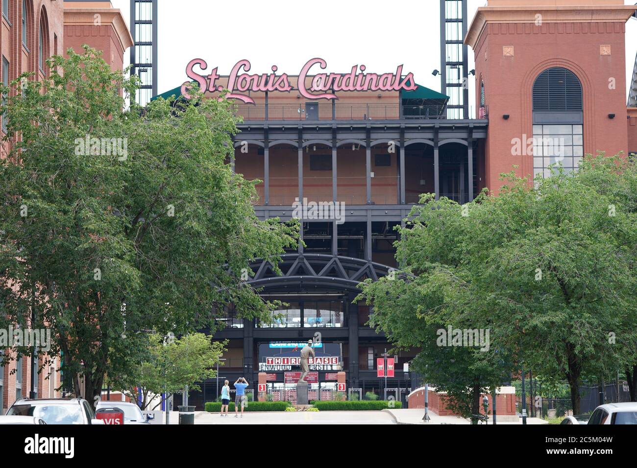 St. Louis, États-Unis. 03ème juillet 2020. Les fans se tiennent dans la rue pour prendre une photo du stade Busch au début de la première séance d'entraînement de printemps de l'équipe à St. Louis le vendredi 3 juillet 2020. La ligue majeure de baseball commence sa saison 2020 après la pandémie de COVID-19 qui a causé des mois de retards. Photo de Bill Greenblatt/UPI crédit: UPI/Alay Live News Banque D'Images