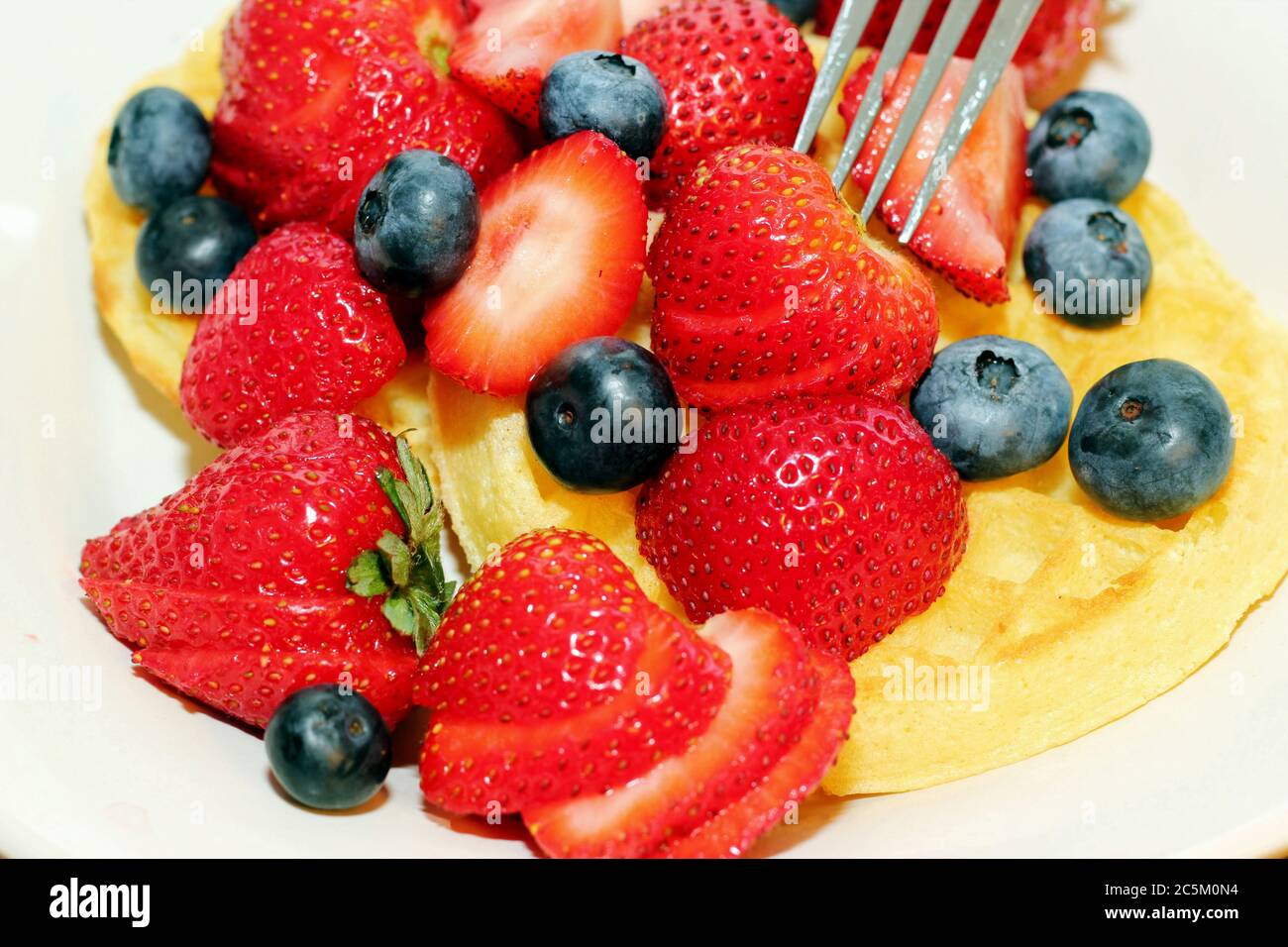 Gaufres au petit déjeuner garnies de baies; Banque D'Images