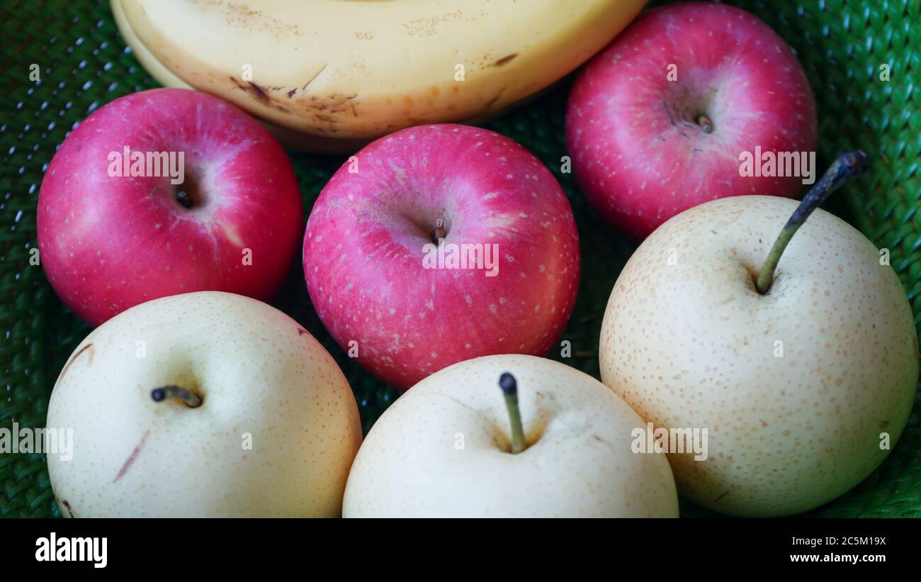 Fermez les fruits dans le panier Banque D'Images