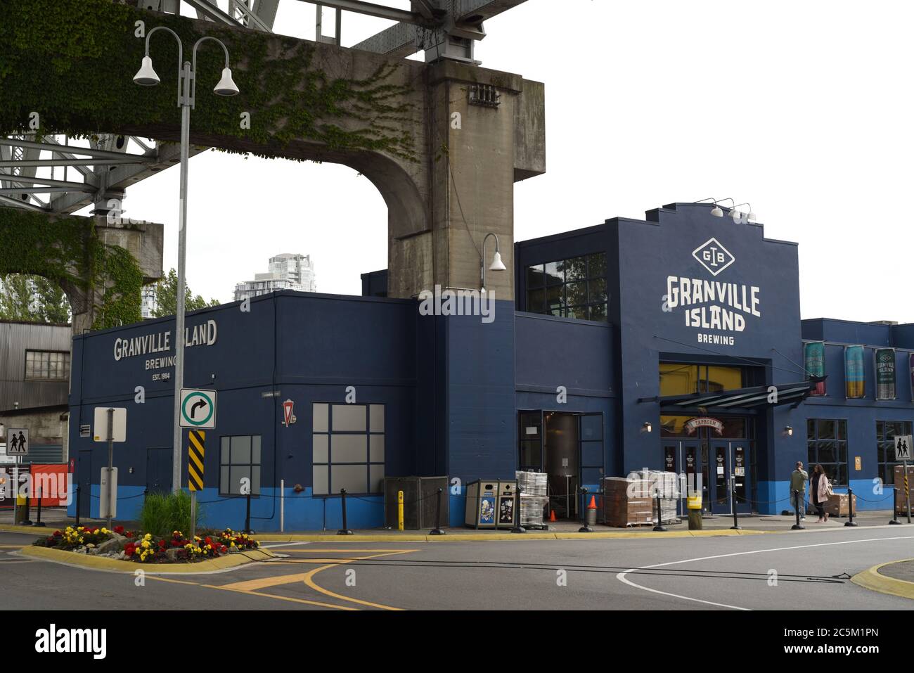 L'édifice de la brasserie Granville Island, situé sous le pont de la rue Granville, sur l'île Granville, à Vancouver (Colombie-Britannique), Canada. Banque D'Images