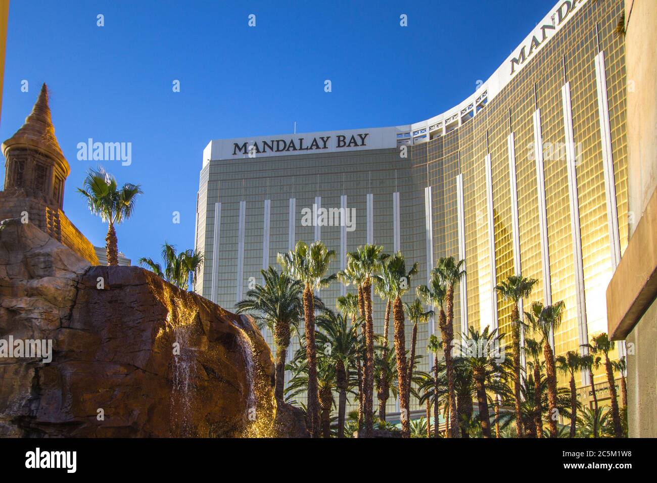 Las Vegas, Nevada, États-Unis - 20 février 2020 : palmiers et fontaines décoratives à l'extérieur du casino et de la station de Mandalay Bay, sur le Strip de Las Vegas. Banque D'Images
