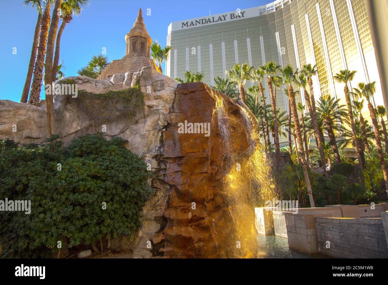 Las Vegas, Nevada, États-Unis - 20 février 2020 : palmiers et fontaines décoratives à l'extérieur du casino et de la station de Mandalay Bay, sur le Strip de Las Vegas. Banque D'Images