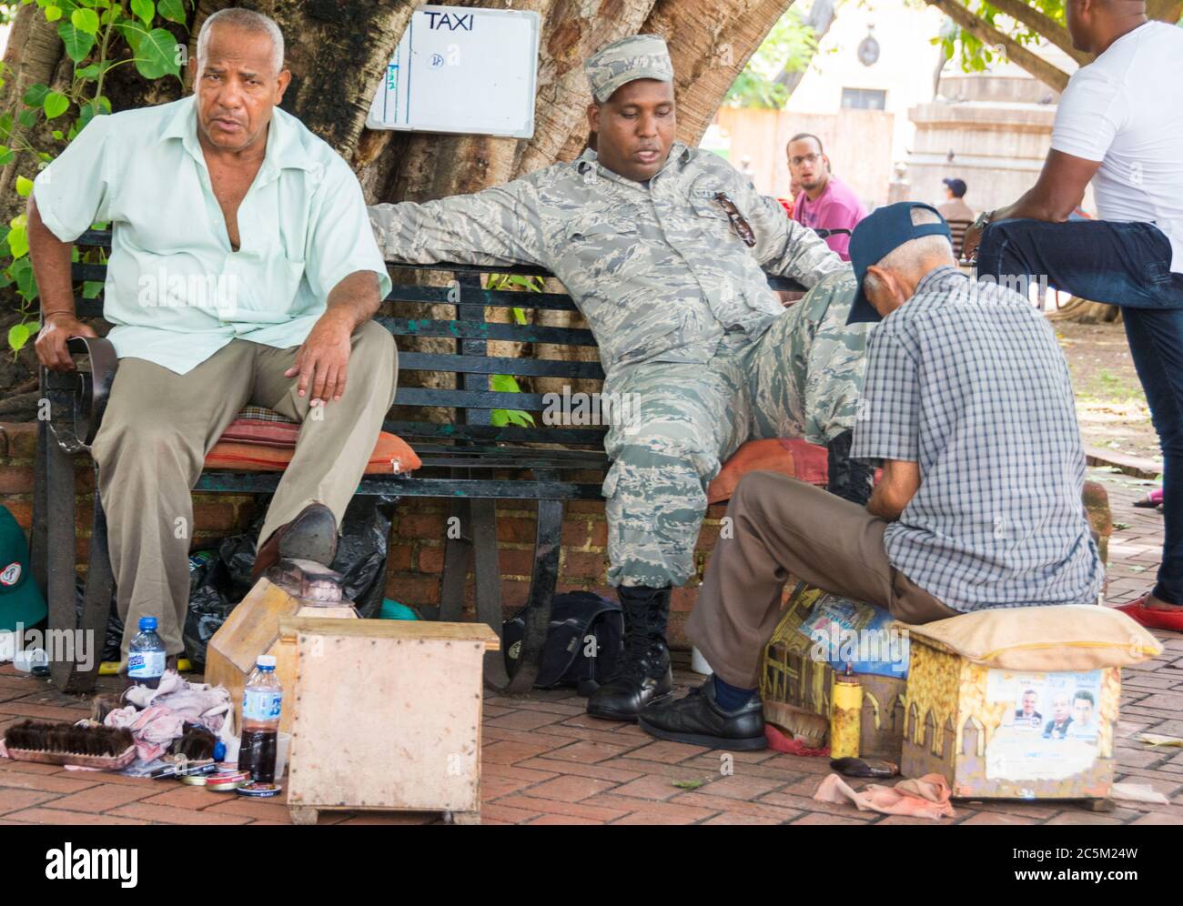 Nettoyant pour chaussures dans le parc de Colón dans la zone coloniale de Santo Domingo. République dominicaine. Banque D'Images