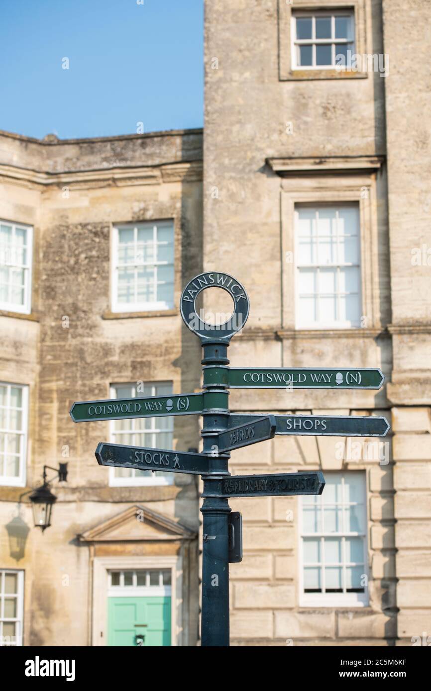 Panneau Cotswold Way devant les maisons de ville. Painswick, Cotswolds, Gloucestershre, Angleterre Banque D'Images