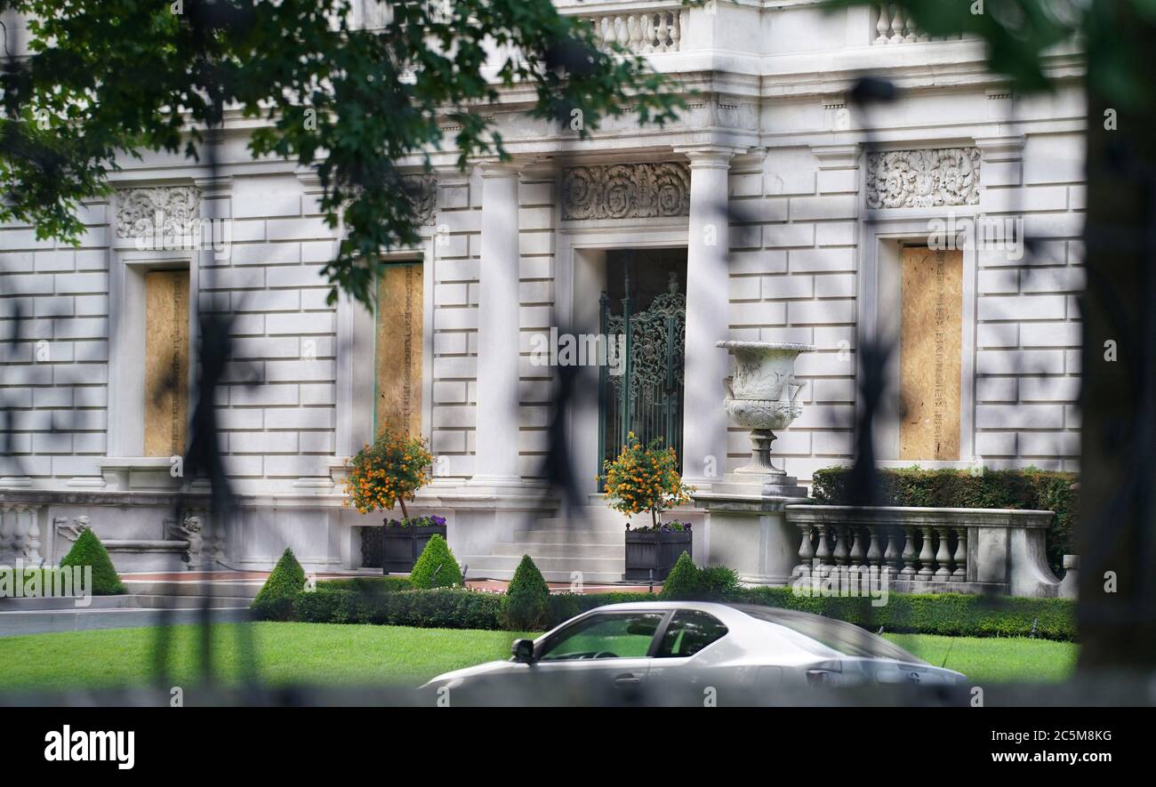 St. Louis, États-Unis. 04e juillet 2020. La maison de Mark et Patricia McCloskey est montée à St. Louis le vendredi 3 juillet 2020. Les McClosky sont le couple qui a dirigé des armes contre des manifestants qui défilent devant leur domicile le 28 juin 2020. Les manifestants ont également fermé la Highway 64, en marchant vers l'Interstate puis en restant assis sur la route pendant environ dix minutes. Photo de Bill Greenblatt/UPI crédit: UPI/Alay Live News Banque D'Images