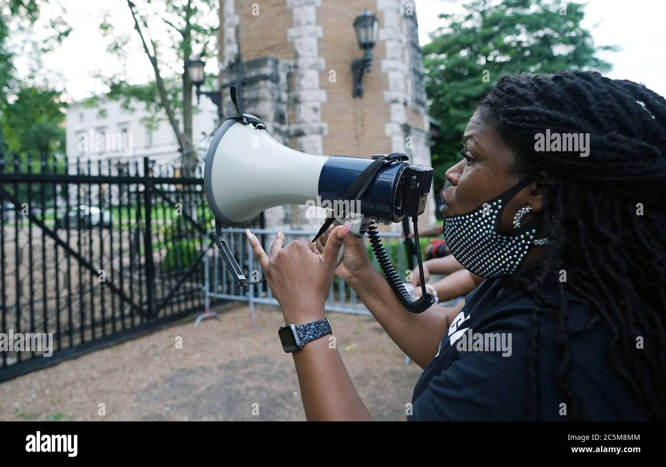 St. Louis, États-Unis. 03ème juillet 2020. Les manifestants hurlez les messages à la maison de Mark et Patricia McCloskey, à Saint-Louis, le vendredi 3 juillet 2020. Les McClosky sont le couple qui a dirigé des armes contre des manifestants qui défilent devant leur domicile le 28 juin 2020. Les manifestants ont également fermé la Highway 64, en marchant vers l'Interstate puis en restant assis sur la route pendant environ dix minutes. Photo de Bill Greenblatt/UPI crédit: UPI/Alay Live News Banque D'Images