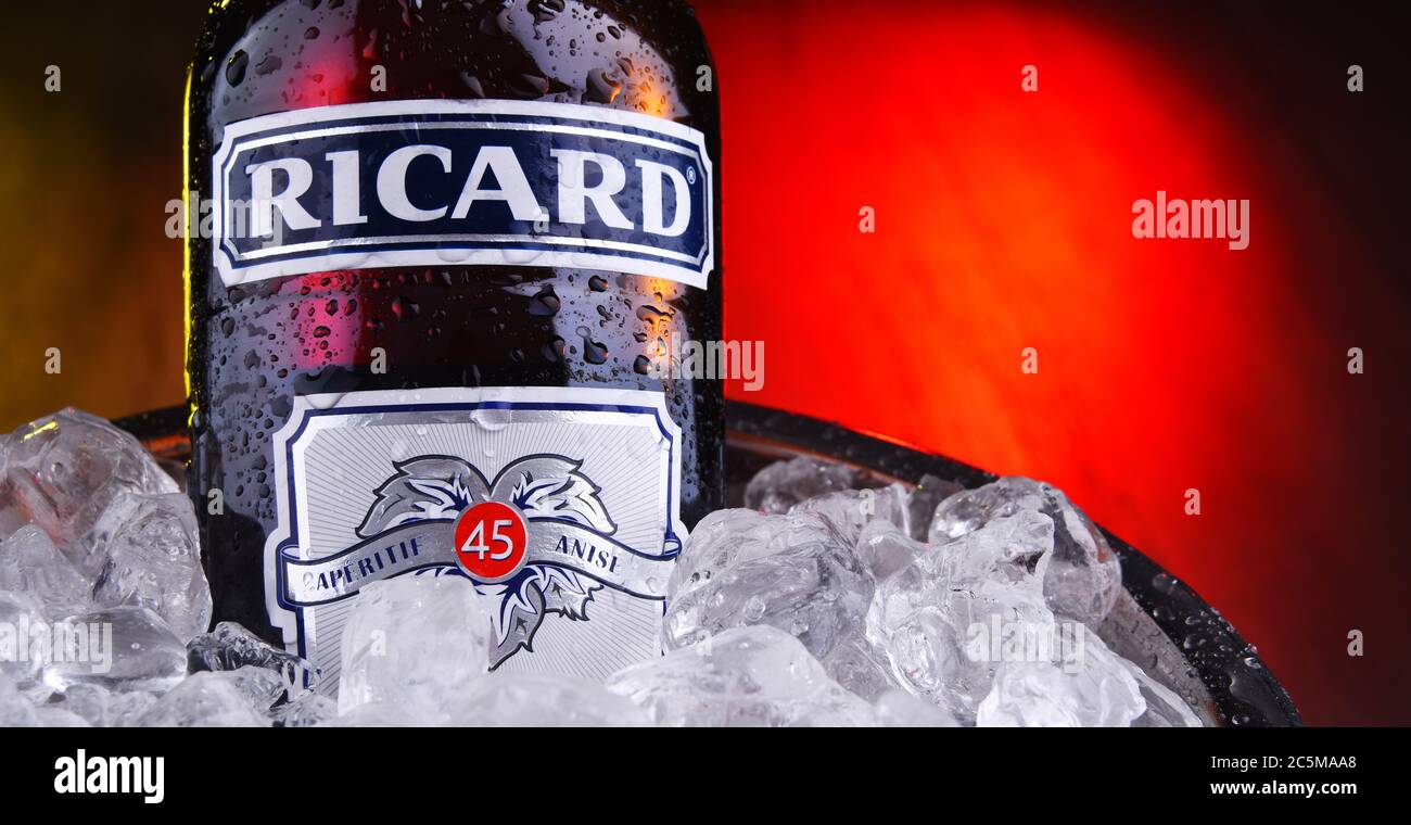 Bouteille De Ricard Banque d'image et photos - Alamy