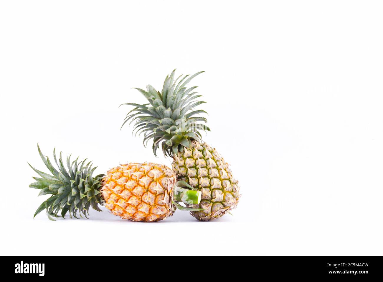 l'ananas mûr est un fruit tropical sur fond blanc. la nourriture saine aux fruits de l'ananas est isolée Banque D'Images