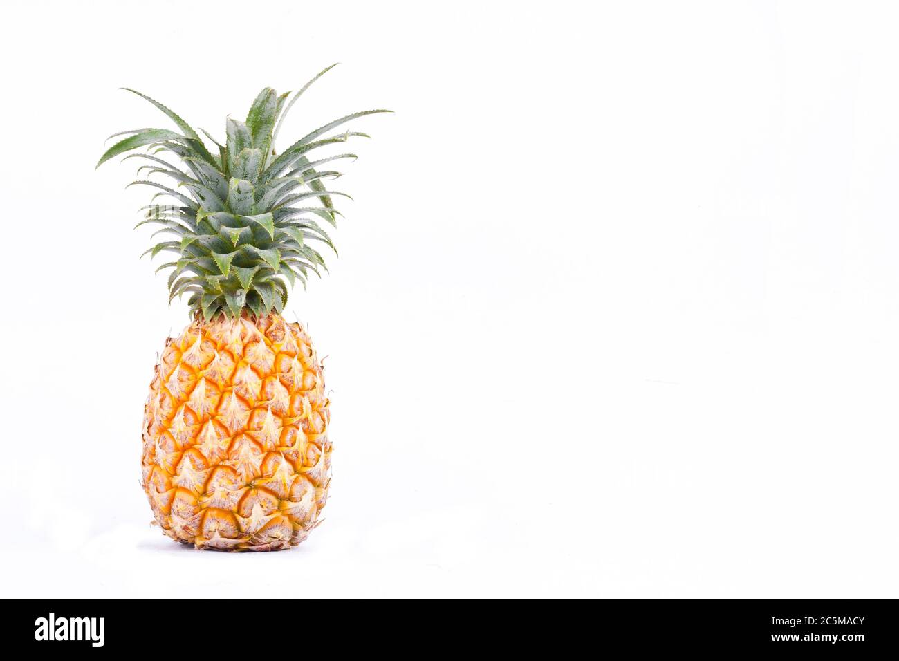 l'ananas mûr est un fruit tropical sur fond blanc. la nourriture saine aux fruits de l'ananas est isolée Banque D'Images
